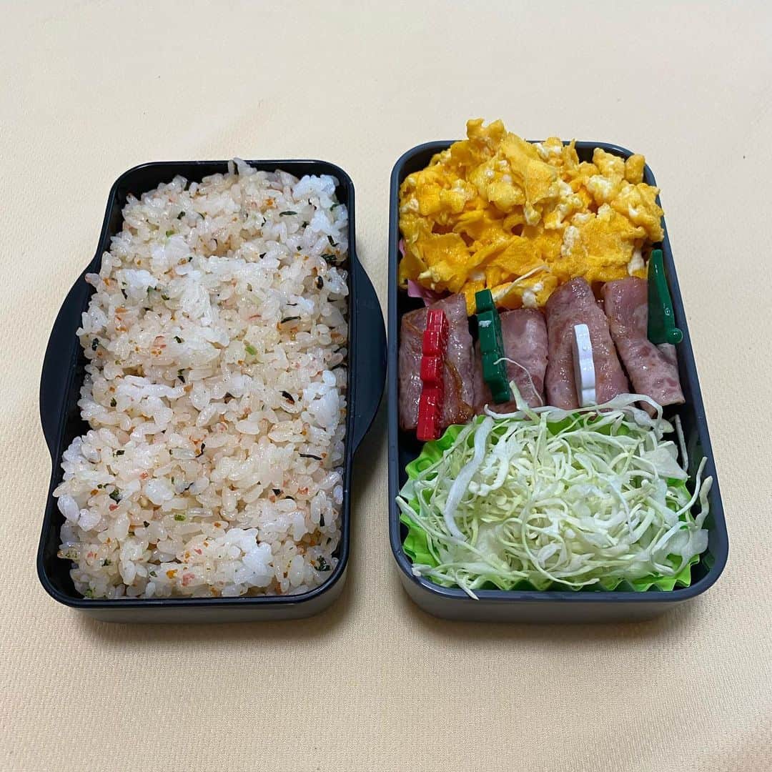 小田幸平のインスタグラム：「今日は愛媛マンダリンパイレーツ練習❗️今日の弁当🍱炒り卵、ハム炒め、キャベツ、大人のふりかけご飯🍚ちょっとキモいけどハムに飾りさしてみた。#愛媛マンダリンパイレーツ#はげch#弁当#中日ドラゴンズ#読売ジャイアンツ#練習」