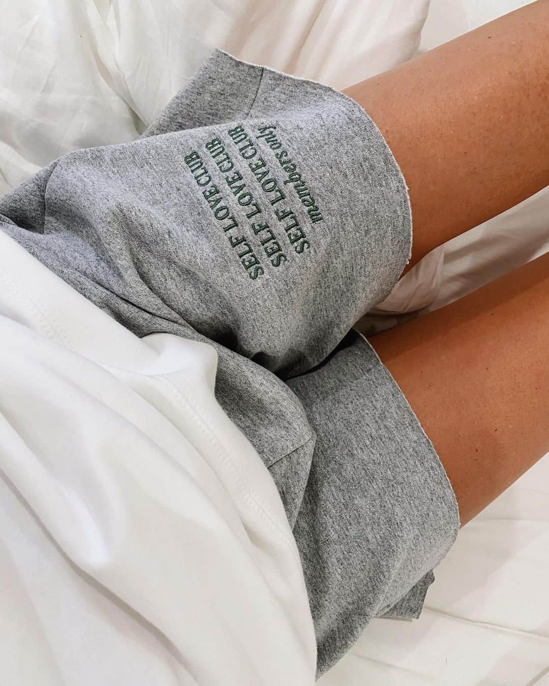 Lauren Elizabethのインスタグラム：「stay cozy my friends 🖤🦖 & listen to @moodwithlaurenelizabeth」