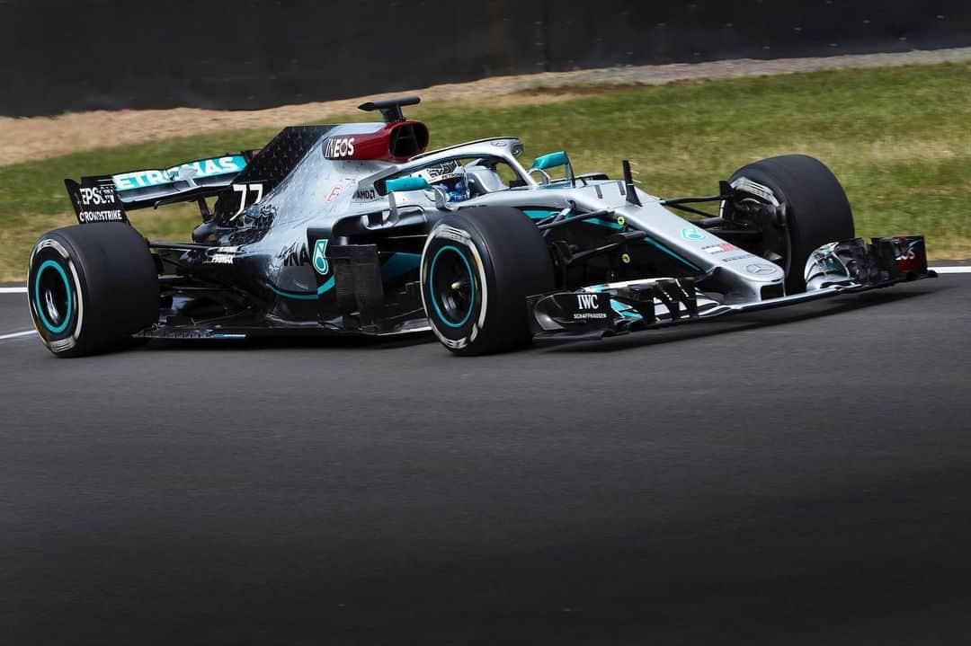 メルセデス・ベンツさんのインスタグラム写真 - (メルセデス・ベンツInstagram)「Number 77 pulling back out onto the track! @valtteribottas is eager to return to Formula 1 when the season continues on July 5th in Spielberg, Austria. #MercedesAMGf1 #Formula1 #MercedesBenz #MercedesAMG #Bottas  @mercedesamgf1」6月26日 7時10分 - mercedesbenz