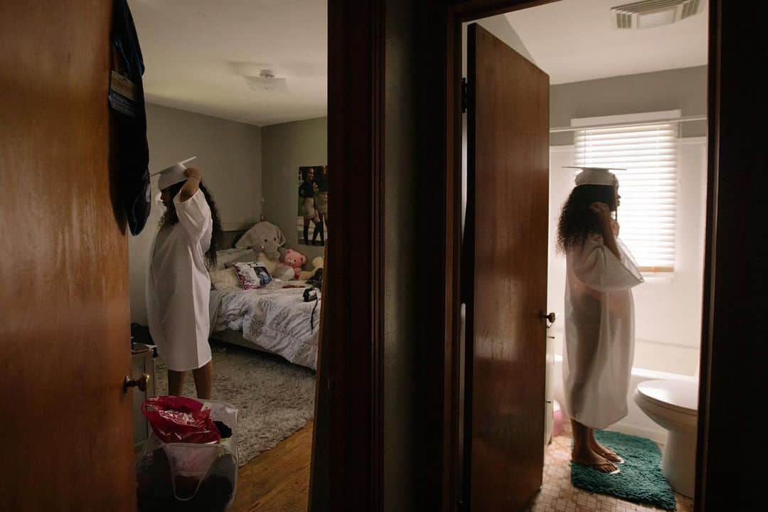 のインスタグラム：「Photo by Diana Markosian @markosian  The morning of their high school graduation, Anaste Berry (left) and her twin sister, Zakiria Berry, both 18, get ready at home. Their senior year at St. Francis High abruptly ended on March 13. That morning, they’d overslept and skipped their classes. Weeks later, they realized it had been their final day of high school. Two-thirds of St. Francis high graduates don’t go on to college, so when coronavirus canceled graduation, the school dreamed up a unique way to honor them. Full story and video filmed by @andycatarisano, featured on @natgeo. #wisconsin #covid」