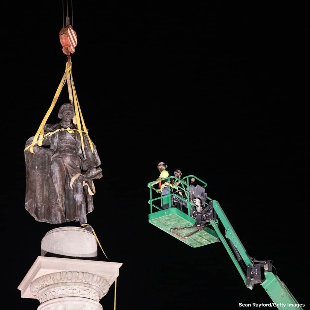 ABC Newsさんのインスタグラム写真 - (ABC NewsInstagram)「Workers use a cherry picker to access statue of John C. Calhoun as it is removed from its pedestal in downtown Charleston, South Carolina, with localities across the country reexamining some controversial monuments amid widespread protests.」6月25日 22時23分 - abcnews