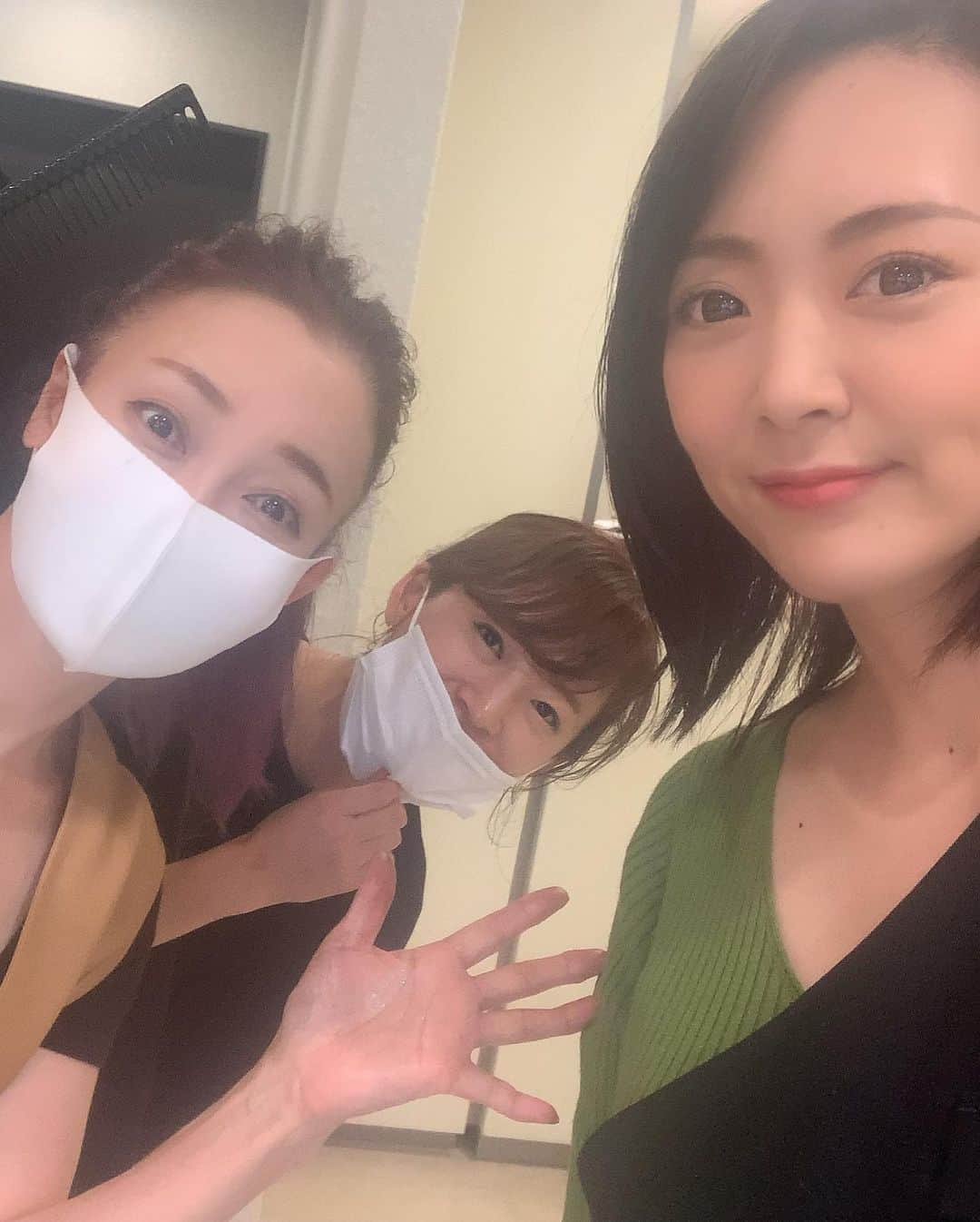 みかんさんのインスタグラム写真 - (みかんInstagram)「もう限界だったわ😅 @hairsalon1214やっと行けた💇‍♀️やっとよ💦 (2枚目)こんなに伸ばした事ないから、ロングはどう纏めたらいいかわからんし、髪の毛乾かすの大変やし、子供いるからゆっくり乾かす暇ないし、濡れたまま寝たら、頭蒸れてて痒いし💦これは愚痴ではないよ(笑) 36年生きてきてロングの人をめちゃ尊敬する気持ちになったの👏 ロングは沢山、ウィッグ持ってるからそれで楽しむことにします🤣 私はやっぱ短い方が性格的にもあってそう🍊 なので今後、フワちゃんのものまねも地毛じゃなく、フワちゃん用を新調することにします💜💚🧡💙❤️ #カット #hairsalon1214 #私にロングは扱えない #ロングの人すごい #リスペクトだよ #性格的に短い方がいい #だって楽やもん #ちょっとウルフにしてみた #ばったもんのウルフ」6月25日 22時17分 - mikan02241984