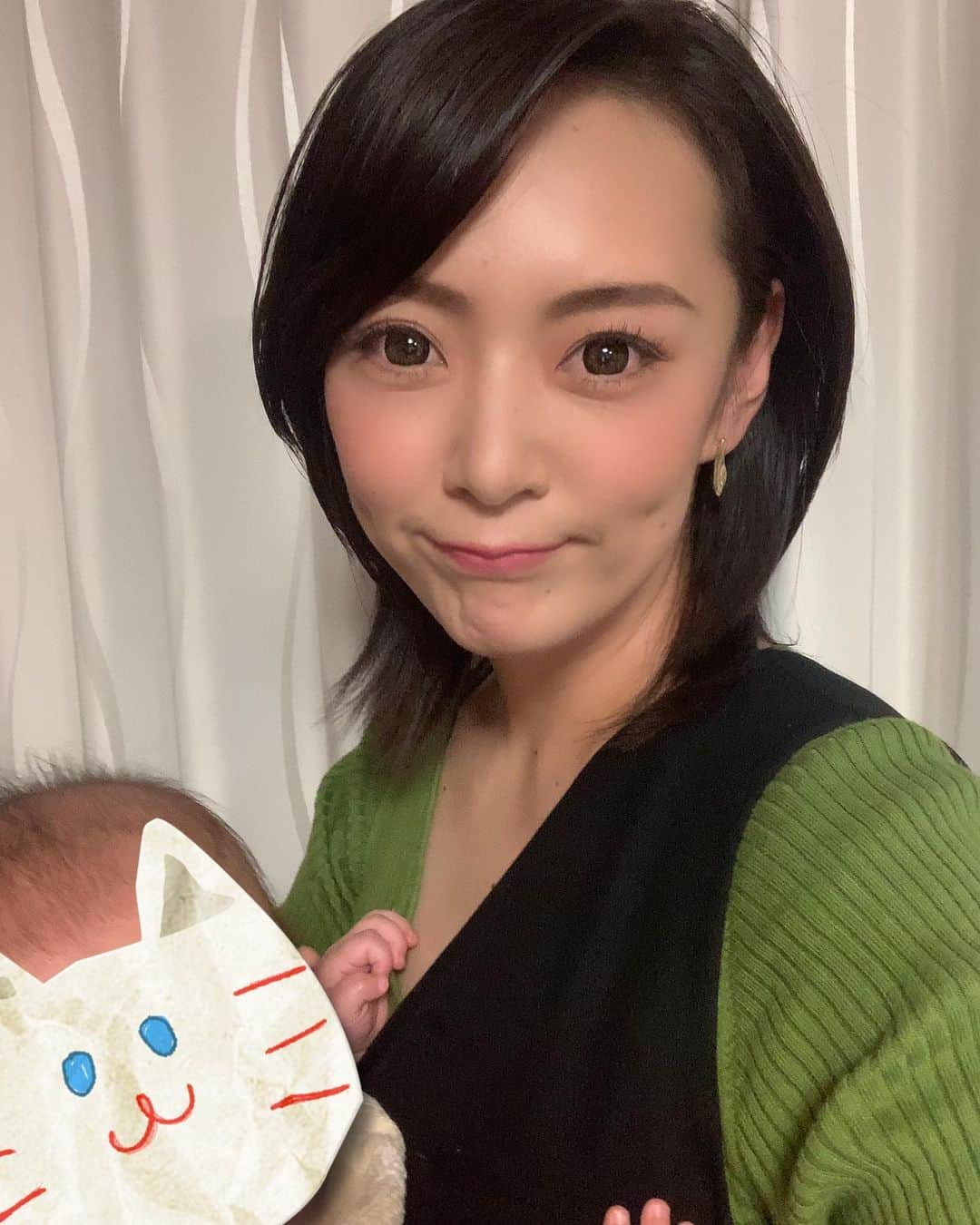 みかんさんのインスタグラム写真 - (みかんInstagram)「もう限界だったわ😅 @hairsalon1214やっと行けた💇‍♀️やっとよ💦 (2枚目)こんなに伸ばした事ないから、ロングはどう纏めたらいいかわからんし、髪の毛乾かすの大変やし、子供いるからゆっくり乾かす暇ないし、濡れたまま寝たら、頭蒸れてて痒いし💦これは愚痴ではないよ(笑) 36年生きてきてロングの人をめちゃ尊敬する気持ちになったの👏 ロングは沢山、ウィッグ持ってるからそれで楽しむことにします🤣 私はやっぱ短い方が性格的にもあってそう🍊 なので今後、フワちゃんのものまねも地毛じゃなく、フワちゃん用を新調することにします💜💚🧡💙❤️ #カット #hairsalon1214 #私にロングは扱えない #ロングの人すごい #リスペクトだよ #性格的に短い方がいい #だって楽やもん #ちょっとウルフにしてみた #ばったもんのウルフ」6月25日 22時17分 - mikan02241984