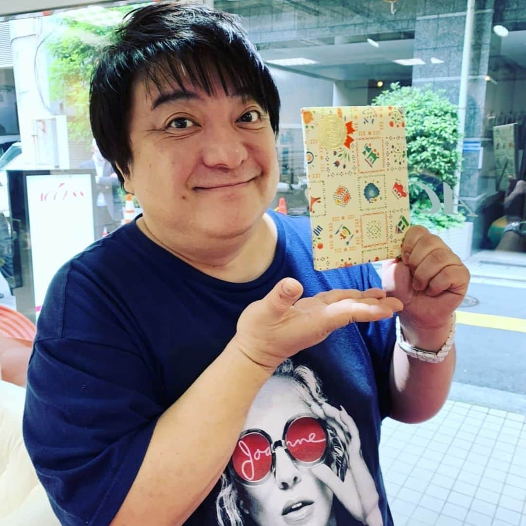 彦摩呂さんのインスタグラム写真 - (彦摩呂Instagram)「先日久しぶりに美容室に 行きました。お世話になってる 美容師さんちの、ワンちゃんが、 亡くなられて奥様もかなり落ち込んでらっしゃる様子でした。 私も愛犬を亡くした経験があり、 一冊の絵本で救われました。 その絵本をプレゼントさせて頂きました。 ワンちゃんとの幸せな時間は永遠ではありません。いつか必ず別れの時を迎えます。 だからキラキラの思い出をいっぱい作って一緒に過ごす幸せを心に刻みたい。 そして来るべき日を迎えたら 全てを受け止めて、少しずつ、ゆっくり前に進んで行きたいんです。 中々、思うようには行かないけどね。 でも、目を閉じると浮かんで来ます。心に思えば「いつでも  会える」いつも、そばにいるよ。 ずっと、そばにいるよ。  #彦摩呂 #ワンちゃん #絵本 #ドッグロス#トイプードル #トイプー」6月25日 22時17分 - hikomaro_honmono