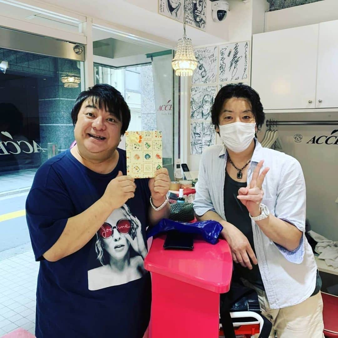 彦摩呂さんのインスタグラム写真 - (彦摩呂Instagram)「先日久しぶりに美容室に 行きました。お世話になってる 美容師さんちの、ワンちゃんが、 亡くなられて奥様もかなり落ち込んでらっしゃる様子でした。 私も愛犬を亡くした経験があり、 一冊の絵本で救われました。 その絵本をプレゼントさせて頂きました。 ワンちゃんとの幸せな時間は永遠ではありません。いつか必ず別れの時を迎えます。 だからキラキラの思い出をいっぱい作って一緒に過ごす幸せを心に刻みたい。 そして来るべき日を迎えたら 全てを受け止めて、少しずつ、ゆっくり前に進んで行きたいんです。 中々、思うようには行かないけどね。 でも、目を閉じると浮かんで来ます。心に思えば「いつでも  会える」いつも、そばにいるよ。 ずっと、そばにいるよ。  #彦摩呂 #ワンちゃん #絵本 #ドッグロス#トイプードル #トイプー」6月25日 22時17分 - hikomaro_honmono