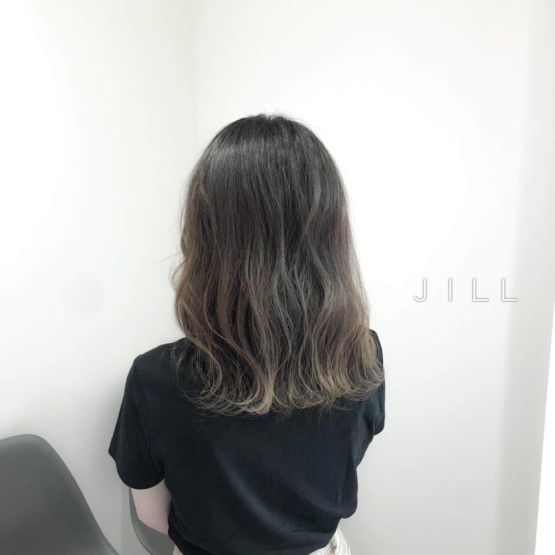 ハナフサユウスケのインスタグラム：「オリーブベージュ♪ ＊ ＊ 赤みを消すと 涼しく見えますー ＊ ＊ #hairarrange#アレンジ#ヘアアレンジ#ヘアセット#美容室#美容師#姫路#岡山#赤穂#赤穂市#簡単アレンジ#ヘアアレンジ動画#セルフアレンジ#インナーカラー#バレイヤージュ#サロンモデル#サロモ#撮影#ハイライト#グラデーション#外国人風カラー#グレージュ#オリーブベージュ#グレーアッシュ#ブリーチ#ムラシャン#ハイトーン#美容学生」