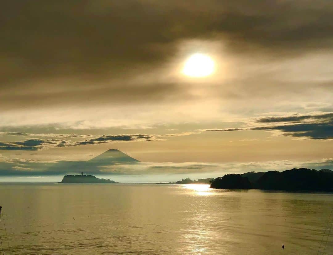 のインスタグラム：「大好きな 海と富士山と江ノ島の 素晴らし過ぎる一枚が撮れました♡自然ってほんと素晴らしい…心に癒しを…幻想的な日本の美 #日本の美 #loveフジヤマ #夕陽 #富士山 #鎌倉 #江ノ島 #由比ヶ浜 #海 #癒し #リゾート #ジェット #サーフィン #love #nature #ocean #mtfuji #worldheritage #enoshima #kamakura #beach #surfing #pwc #actorslife #actor #shooting #マイケル富岡 #タレント #俳優 #撮影 #幻想的」