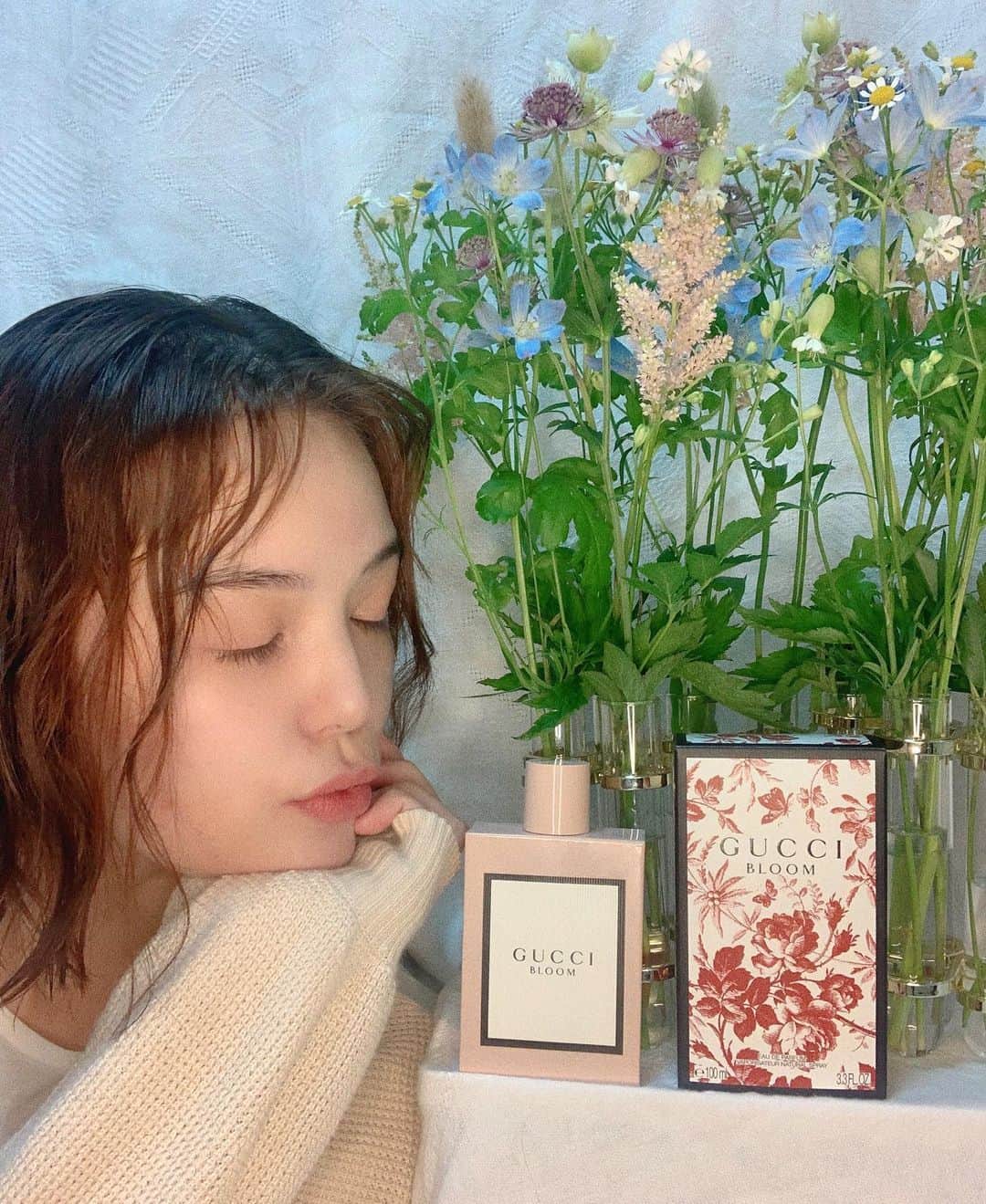 maya kibbel キベルまやのインスタグラム：「香水で自分らしさを表現できるので、昔から香水が大好きでした。@guccibeauty からの新香水 “Bloom” はチャベローズ、ジャズミンやラングーンリーパーの香りを取り入れた、私にピッタリの香りです。Gucci Bloom のロゴが描かれたラベルがアクセントをプラス💐  2017年にアレサンドロ ミケールさんが初めて掛けたフレグランスで “Bloom” が登場。  #inbloom #guccibeauty #guccibloom #花のある暮らし #グッチブルームオードパルファム  @guccibeauty」