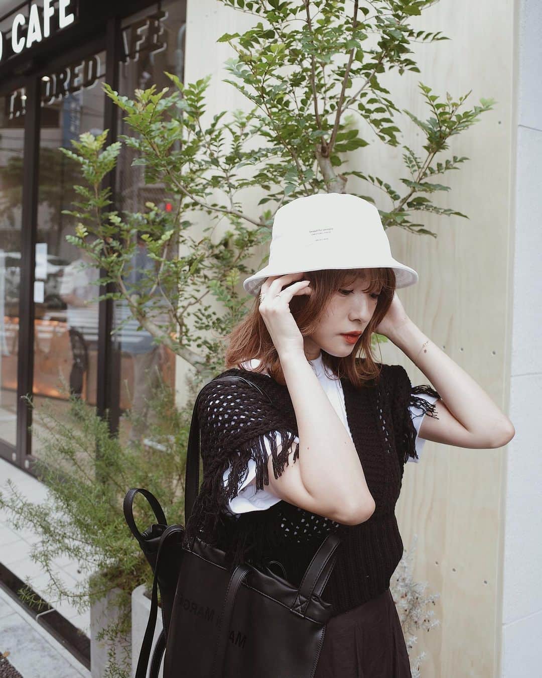 前田希美（まえのん）さんのインスタグラム写真 - (前田希美（まえのん）Instagram)「#のんの私服  今日はモノトーンな気分でした。 新しく買ったバッグと帽子がお気に入り。  タグ付けたので見てくださいね。 N WITH.のニットベストめっちゃ使えます。  黒だけ在庫あります♡  #nwith #エヌウィズ #code #fashion #airrift #エアリフト  #NIKE #mm6 #mm6maisonmargiela #beautifulpeople」6月25日 22時34分 - maeda_nozomi