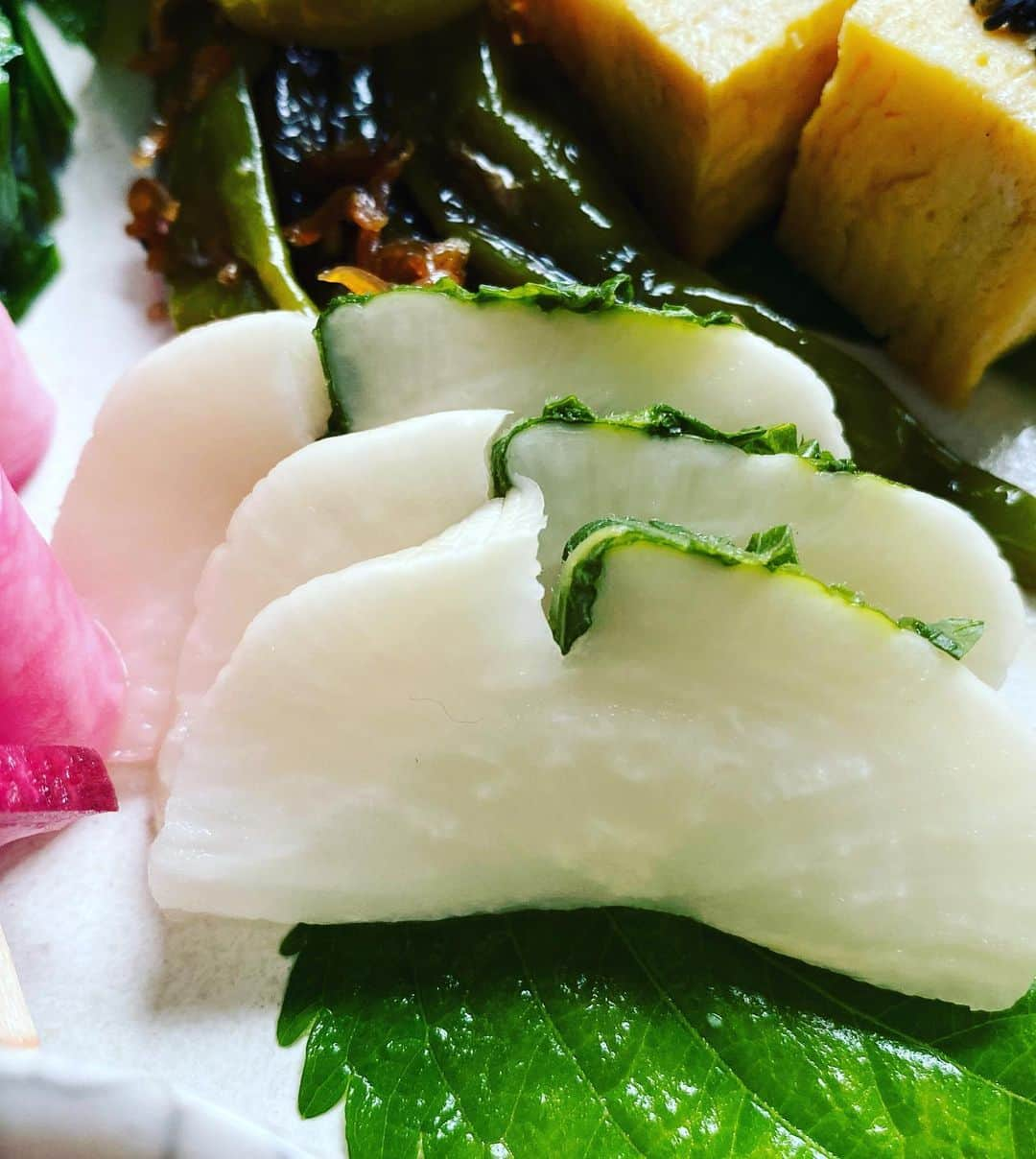 Chinamiさんのインスタグラム写真 - (ChinamiInstagram)「Japanese vegetable breakfast🌱 #breakfast #riceballs #foodstagram  投稿が重なってしまいましたが、 こちらは常備菜とおつけものを 寄せて作った朝ご飯です。 手前真ん中は、京都太秦「もり」さんの 青シソ大根。真ん中にシソの葉を挟んで 浅漬けにしてあります。さすが老舗だなぁとため息の出るあっさりなのに深いお味。 . (実は先ほどポストした冷蔵庫の中のタッパー写真に 密かに写ってます←どうでもいい😂) . #京漬物 #お漬物 #永守先生ごちそう様でした🙏🏻😌」6月25日 22時34分 - chinamiphoto