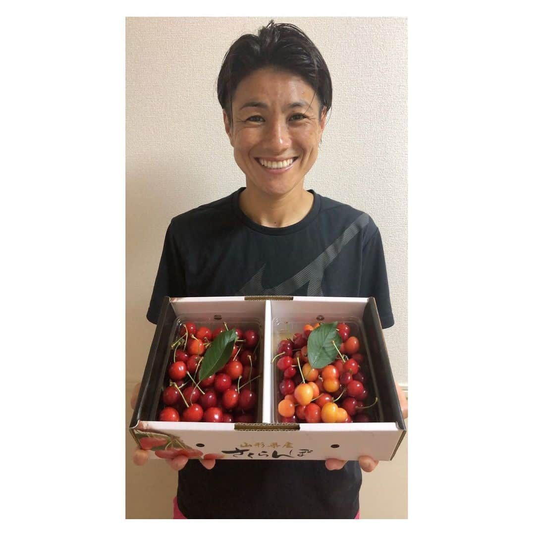 近賀ゆかりさんのインスタグラム写真 - (近賀ゆかりInstagram)「見てください‼︎この輝き🍒✨ 現在山形にあるさくらんぼ農園さんがコロナウイルスの影響でさくらんぼ狩りに来てくれる方が少なくとても困っているそうです。 さくらんぼ狩りに行くか、遠方の方は配送もやっているので是非注文して山形のさくらんぼを楽しんでみてはいかがでしょうか？ 本当にプリプリで甘くて最高に美味しいです✨  #牧野観光フルーツ園  #山形さくらんぼ」6月25日 22時34分 - kingayukari2