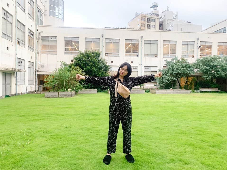 小川暖奈のインスタグラム：「一昨日、約3ヶ月ぶりに舞台でコントしました！ 声量調整できなくて、ネタ合わせで声とびかけました！ でもすぐなんかの漢方飲んだので、もう大丈夫です〜！あー、楽しかった！ . . あと、この日つけてるネックレス（2枚目）、 番組で共演しているMBさんが持ってて、凄く可愛くてハイブランドのものかな？と思ってたら、なんとMBさんがデザインされたものでした！ そして色々質問していたら、、プレゼントしてくださいました！きゃー！！ ありがとうございますー！！！ . そんなお優しいMBさんと一緒の番組、 『水曜朝活テレビ  MBの俺のドラ１』 毎週水曜朝6:30 BS12で放送中です！ みてね〜！」