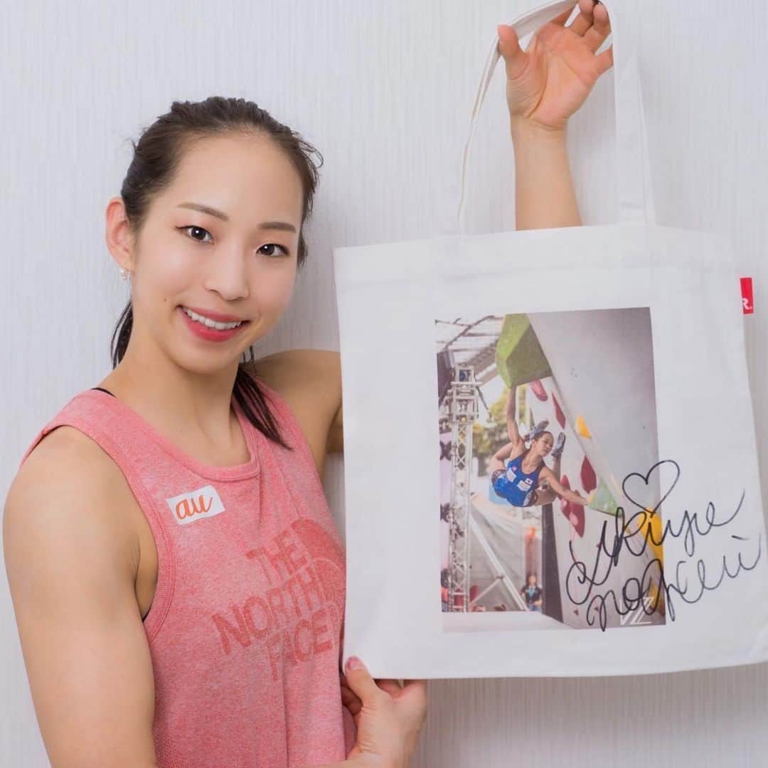 野口啓代のインスタグラム：「チャリティーネットオークションに出展させて頂いてます👶🏻🌍🤝 どんな方が受け取ってくれるかな〜？🥰 このトートバッグを持ってクライミングに行って欲しいという願いを込めて”Let’s climbing”というタイトルにしました🧗🏻‍♀️❤️* * * #Repost @rootote ・・・ 野口 啓代さん（プロフリークライマー） 出品作品 @noguchi_akiyo ﻿  新型コロナウイルス感染症緊急支援 ﻿各界の著名人が参加する チャリティーオークション開催﻿ ﻿﻿ 第14回 ROOTOTEチャリティーイベント ﻿〜トートバッグで、みんなに笑顔を〜﻿ ﻿ ROOTOTEのアートを楽しむための無地のトートバッグ「トート・アズ・キャンバス」に、主旨に賛同いただいた各界の著名人がアートワークを施した全46作品を7月1日（水）より「ヤフオク!」にてチャリティーネットオークションを実施いたします。 チャリティーネットオークションの全売上金は、公益社団法人セーブ・ザ・チルドレン・ジャパンの新型コロナウイルス感染症緊急支援に寄付し、子どもたちへの支援に役立てられます。みなさまのご参加、お待ちしております。﻿ ﻿ ﻿ 日程　2020年7月1日（水）〜7月7日（火） チャリティーオークションサイト　 ヤフオク! ﻿ ﻿﻿ カテゴリから探す→チャリティー﻿ ﻿ ブランドサイト ROOTOTE.jpにていち早く作品公開中です！﻿ ﻿ ﻿ #ROOTOTE #ルートート #TOTEBAG #トートバッグ #チャリティー #アート #コロナ #イベント #ファッション #charity #event #コロナに負けるな #オークション #寄付 #野口啓代」