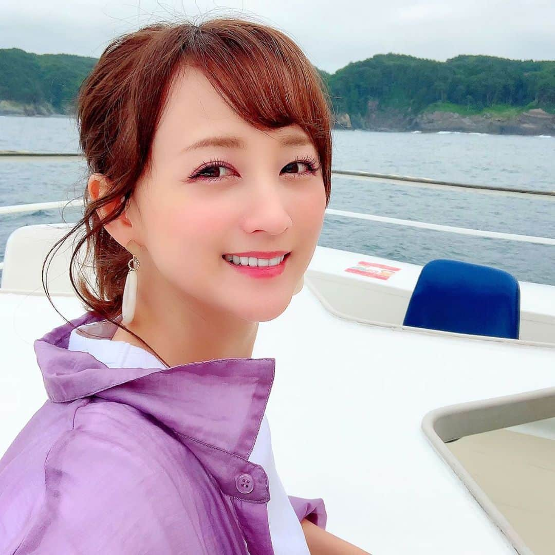 小松彩夏さんのインスタグラム写真 - (小松彩夏Instagram)「﻿ とある撮影で久しぶりの岩手に帰ってきてます😌﻿ ﻿ この私が3ヶ月以上も岩手を離れていたなんて...😭﻿ ﻿ 新幹線で岩手に向かう途中﻿ いろんな思いが駆け巡りました🚅﻿ ﻿ 私はやっぱり地元が大好きだなぁ...😌﻿ ﻿ 写真は宮古市の『みやこ浄土ヶ浜遊覧船』と﻿ 大好きな浄土ヶ浜の景色🚢✨﻿ ﻿ 大好きな岩手で、またこうして撮影が出来る事が本当にありがたいし、素敵なスタッフのみなさん、協力してくださるみなさんのおかげで、素敵なものになっていると思います‼️✨﻿ ﻿ 写真沢山撮ったので、撮影の詳細を含め﻿ また改めてUPしますね📸💕﻿ ﻿ #地元 #岩手 #岩手県 #故郷 #岩手宣伝隊長 #iiiwate #宮古 #宮古市 #海 #浄土ヶ浜 #みやこ浄土ヶ浜遊覧船 #遊覧船 #船 #クルーズ #ウミネコ #撮影 #楽しい #出会い #感謝 ﻿」6月25日 22時39分 - official_ayaka_502