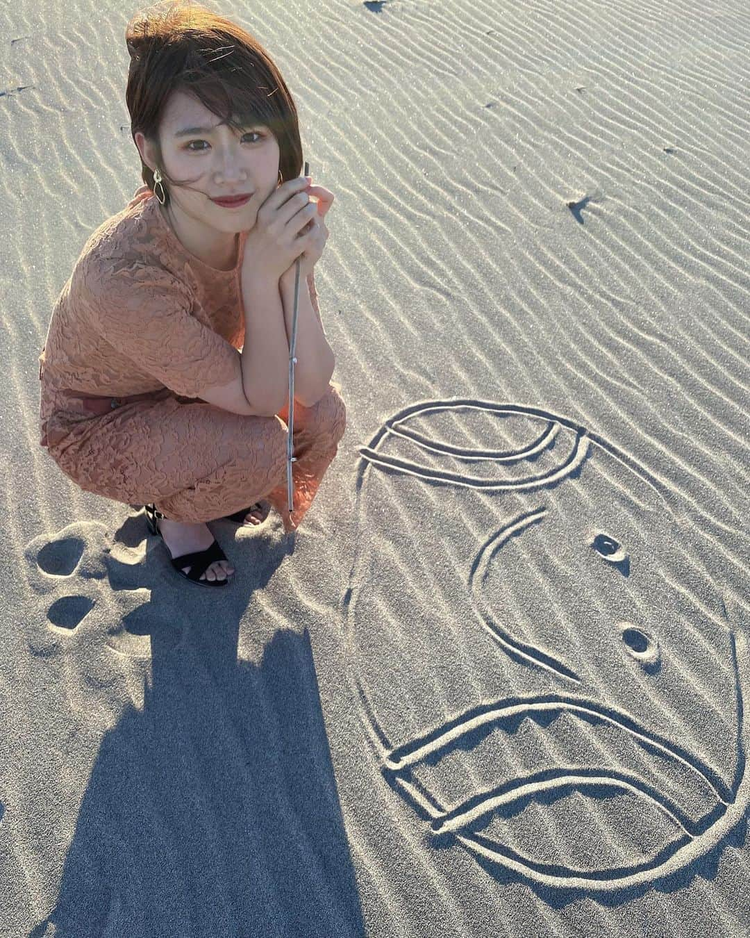 佐藤朱さんのインスタグラム写真 - (佐藤朱Instagram)「いい感じに描けて満足☺️笑 #テニスボール くん #砂浜 #海」6月25日 22時49分 - akari_miyagi