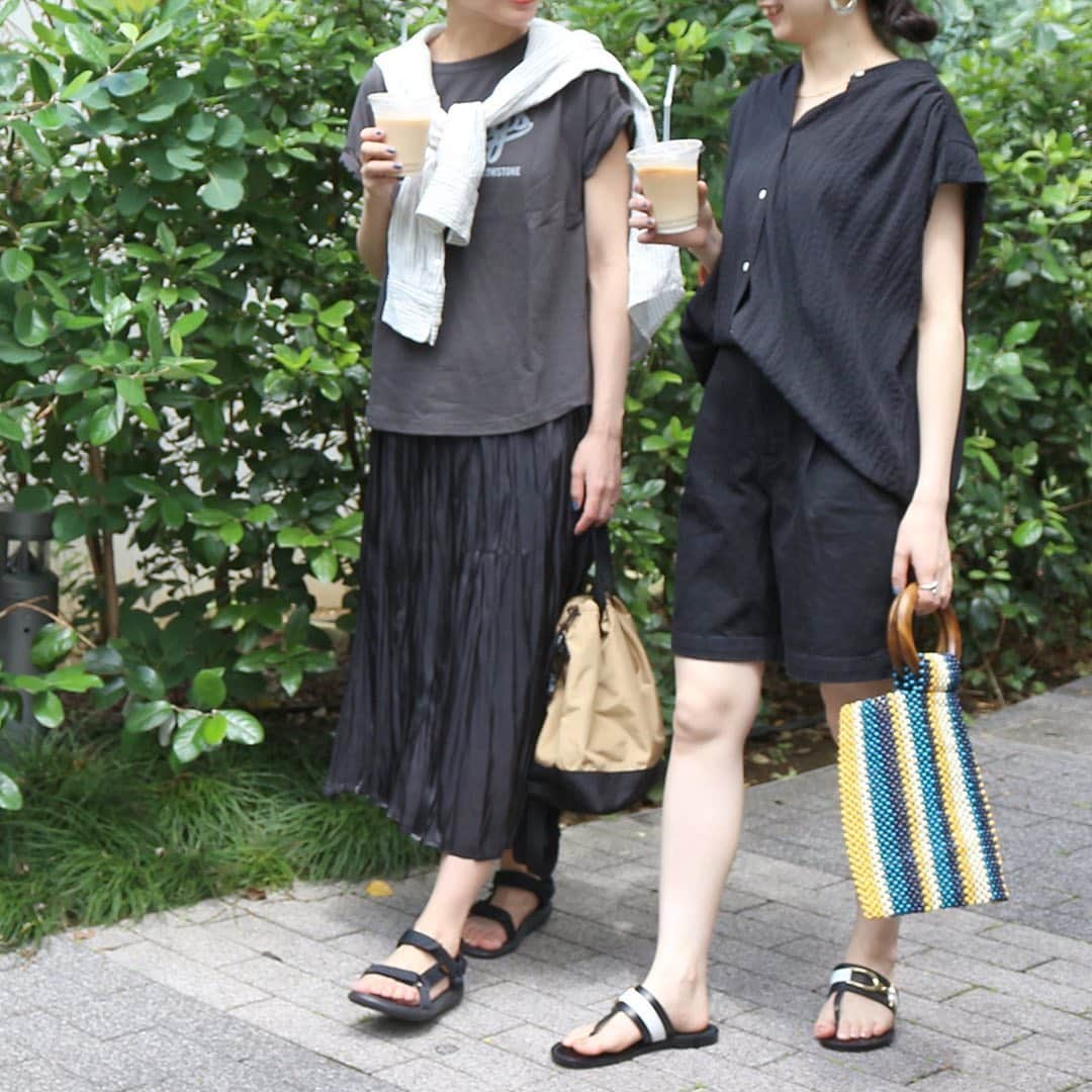 のインスタグラム：「夏にあえて選びたいSUMMER BLACK﻿ ﻿ たまには夏のカラーものからガラッと気分を変えてブラックスタイリングしてみませんか？﻿ ﻿ ブラックアイテムは着痩せはもちろん、高見え効果も◎大人シックな雰囲気を演出してくれます！﻿ ﻿ ﻿ ✔︎ 【HOLIDAYS COMFORT】S/S TEE﻿ No.20070463012410﻿ ﻿ ✔︎ ランダムプリーツスカート﻿ No. 20060462011020﻿ ﻿ ✔︎ シアサッカーフレンチスリーブロングブラウス﻿ No. 20051462109020﻿ ﻿ ✔︎デニムハーフパンツ﻿ No. 20030462200020﻿ ﻿ ﻿ 前の投稿でもご紹介してますので、是非ご覧ください▶︎﻿ ﻿ ﻿ #summerblack﻿ #relumeladys #relumewoman﻿ #journalstandardrelume #fashion #20ss﻿ #baycrews #relume #﻿ #レリューム #レリュームコーデ﻿ #ファッション #ベイクルーズ﻿ #サマーブラック #ブラックコーデ﻿」