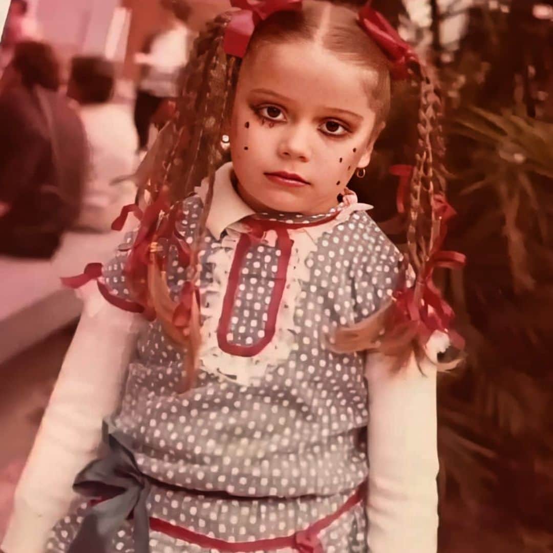 Giovanna Antonelliのインスタグラム：「Esse #tbt achadinho da @looksgioanto ! Sim. Sou eu.  Sim. Odiava qdo me colocavam esses trecos! Percebem? Rsrsrs #traumajunino 🤣🤣」