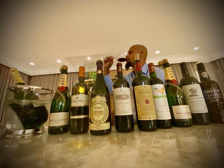 フェリペ・メロさんのインスタグラム写真 - (フェリペ・メロInstagram)「#tbt de vinhos com amigos!! #vinhos #wine #amigos #ousado #ousadura #obrigadoJesus #adegadoPit 🍷🍷🍷」6月25日 22時57分 - felipemelo