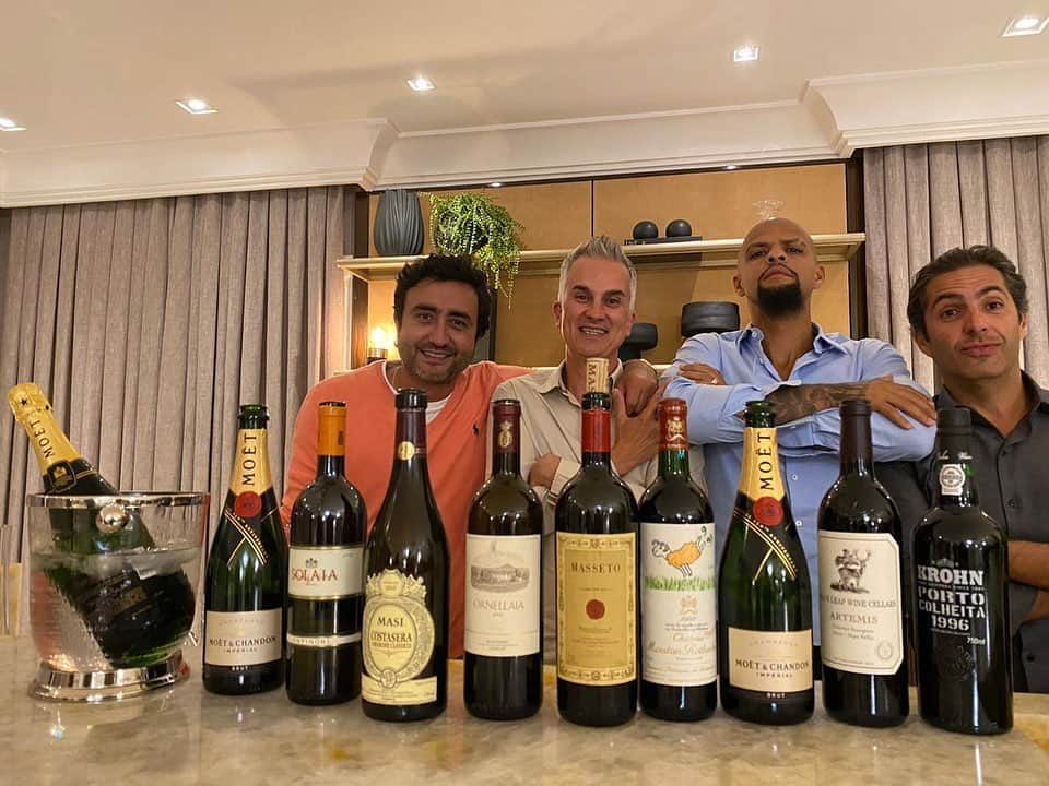 フェリペ・メロさんのインスタグラム写真 - (フェリペ・メロInstagram)「#tbt de vinhos com amigos!! #vinhos #wine #amigos #ousado #ousadura #obrigadoJesus #adegadoPit 🍷🍷🍷」6月25日 22時57分 - felipemelo