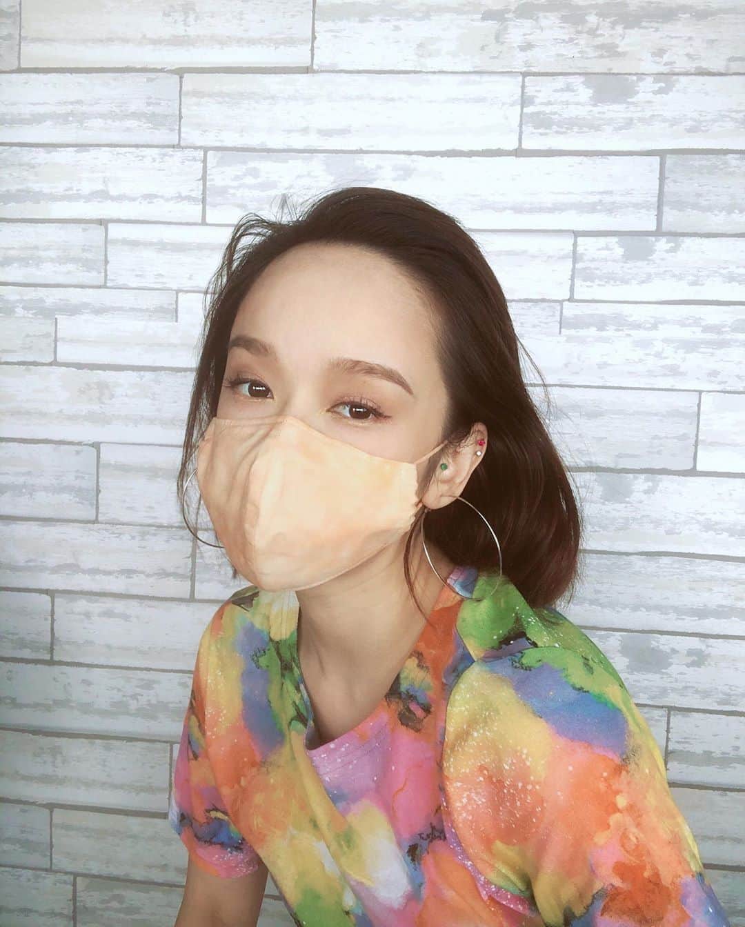 のインスタグラム：「大好きなタイダイ柄マスクに 一目惚れした カラフルアートTシャツ 今日はたくさん パワーもらいました ・ ・ mask/ @youca1220  T-shirt/ @bed_boutique  はよ美容室行きたい。。 ・ ・ #love #tiedye  #colorful  #tiedyefashion  #fashionmask」