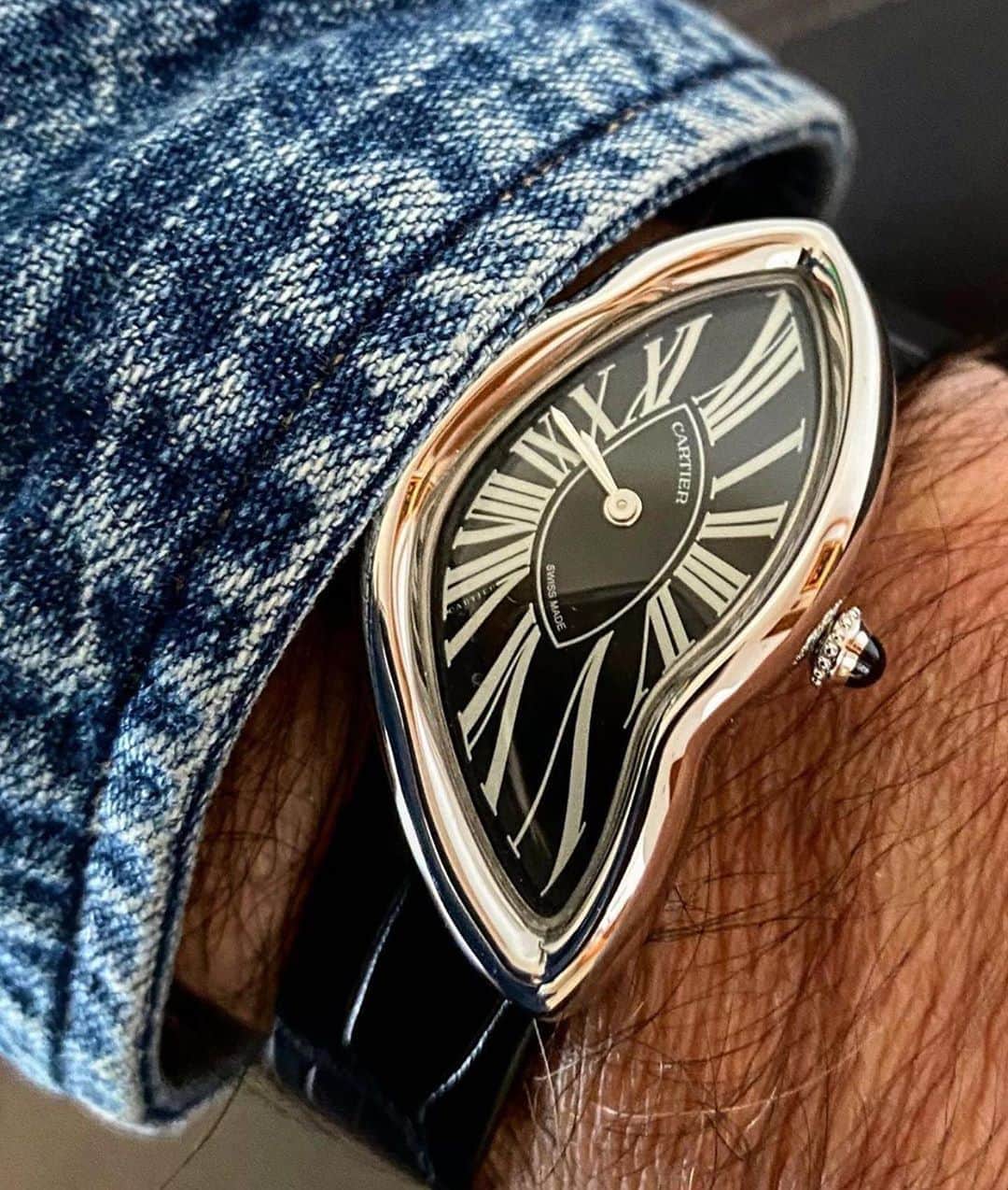 WATCHMANIAさんのインスタグラム写真 - (WATCHMANIAInstagram)「Oh my 🙀 Black dial Cartier Crash ‼️ #cartier #cartiercrash #cartierwatch #watchmania  @roni_m_29 📸」6月25日 22時53分 - watchmania