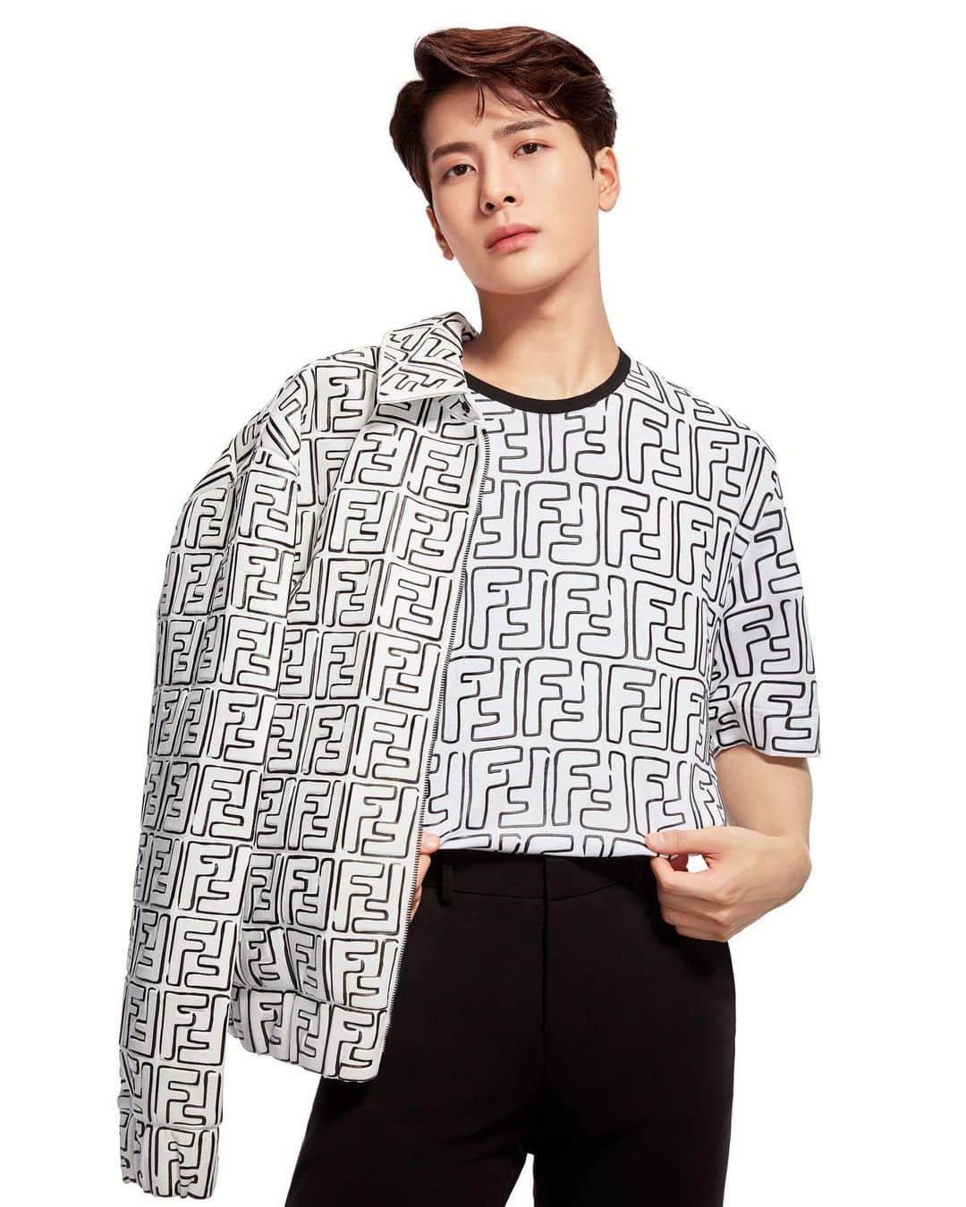 ジャクソンのインスタグラム：「Happy Dragon Boat Festival🎉 端午节快乐🎊  #jacksonwang #잭슨 #王嘉爾 @teamwang @teamwangdesign」