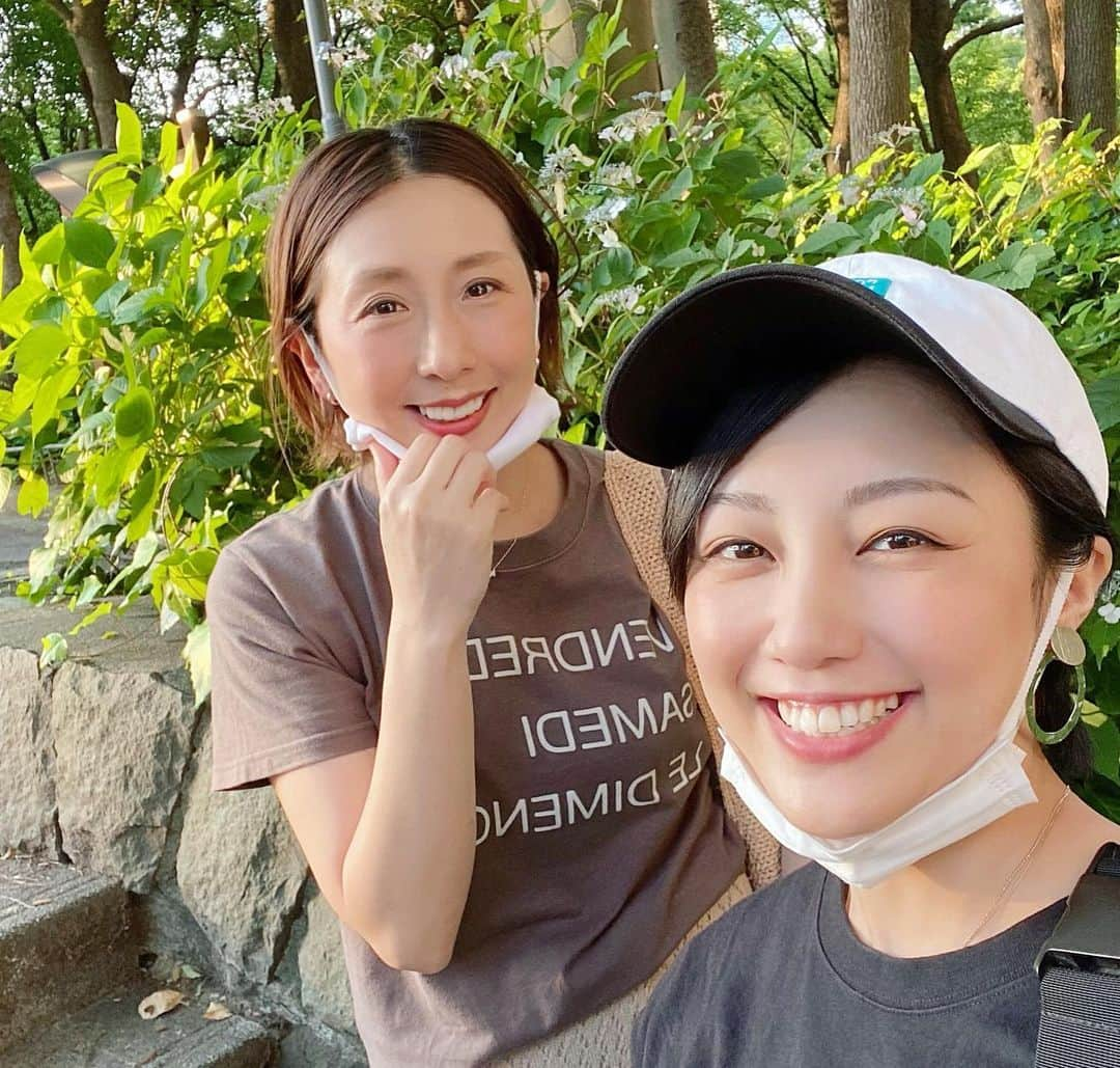 早瀬英里奈さんのインスタグラム写真 - (早瀬英里奈Instagram)「先日、仲良くして頂いている“かおり”さんと公園へ行ってきました🌳🍃 ・ 待ち合わせ前に美味しいアイスを買って来て下さった優しいかおりさん🍨💕 ごちそうさまでした🌸 ・ かおりさん、こう見えて３人の大きなお子さんを持つ母なんです‼︎‼︎‼︎ 最初お子さんがいらっしゃるとお聞きした時、まだ小さいお子さんがいるのかな？と思って話を聞いていたので、かなり驚きましたが…💦 ・ 私もかおりさんのように綺麗で若々しく歳を重ねたいです✨ ・ 私達、物を作ることが好きという共通点があるので、今度一緒にシルバーアクセサリーを作りたいですねと話が盛り上がりました💍 ・ 公園気持ち良かったなぁ🌈 楽しい時間をありがとうございました💐 ・ ・ ・ #公園 #待ち合わせ #アイス #綺麗で #若々しい #母 #シルバーアクセサリー #楽しい時間 #ありがとうございました #すっぴんで来るんじゃなかった 😂」6月25日 23時07分 - erina.hayase