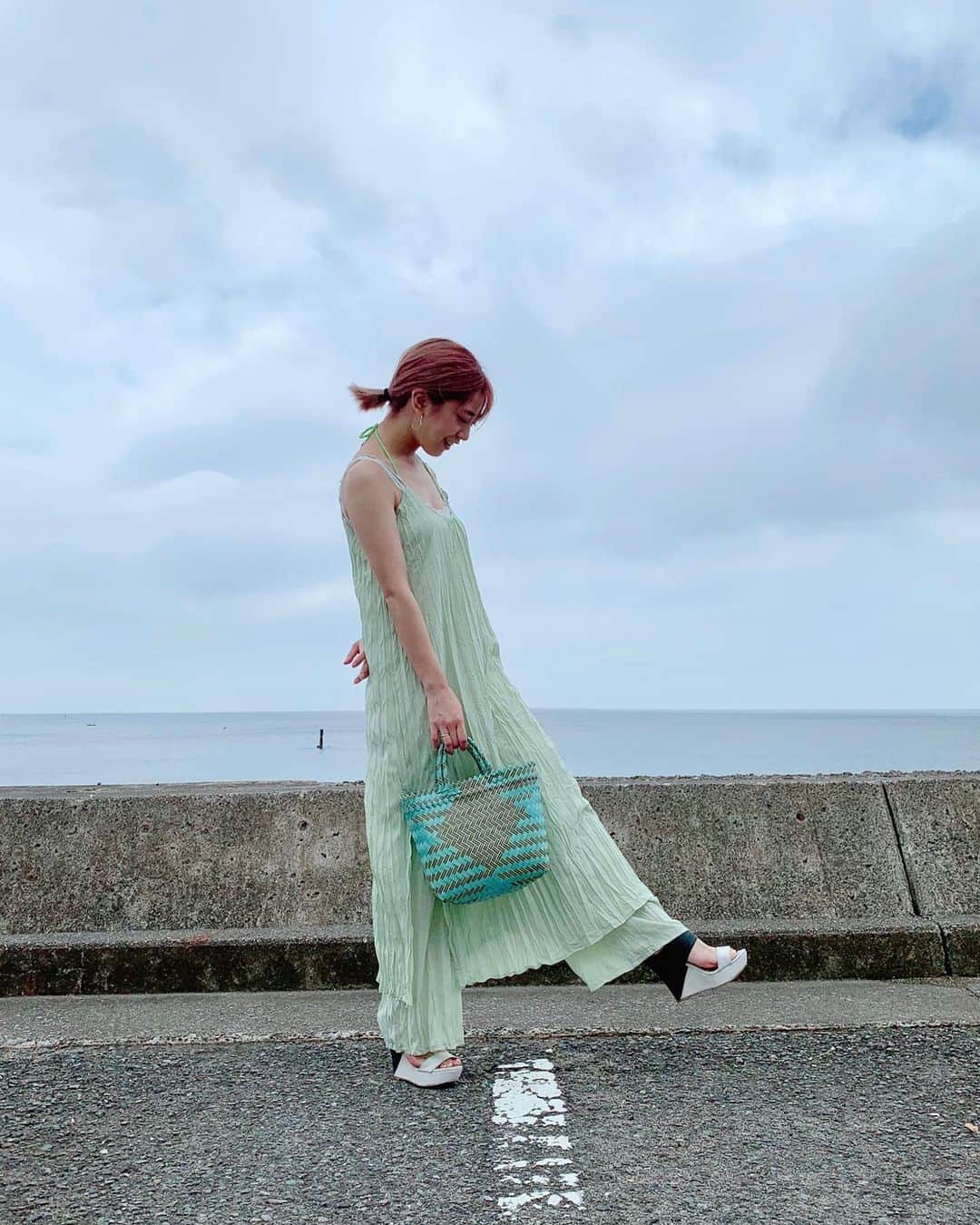 本橋優華のインスタグラム：「どこに行くかよりも誰と過ごすか◡̈⃝ ﻿ ﻿ ミント。 #ootd#setup#mint#seaside#driving#goodtime #mylittlesingapore2020#りえちゃんのサンダル」