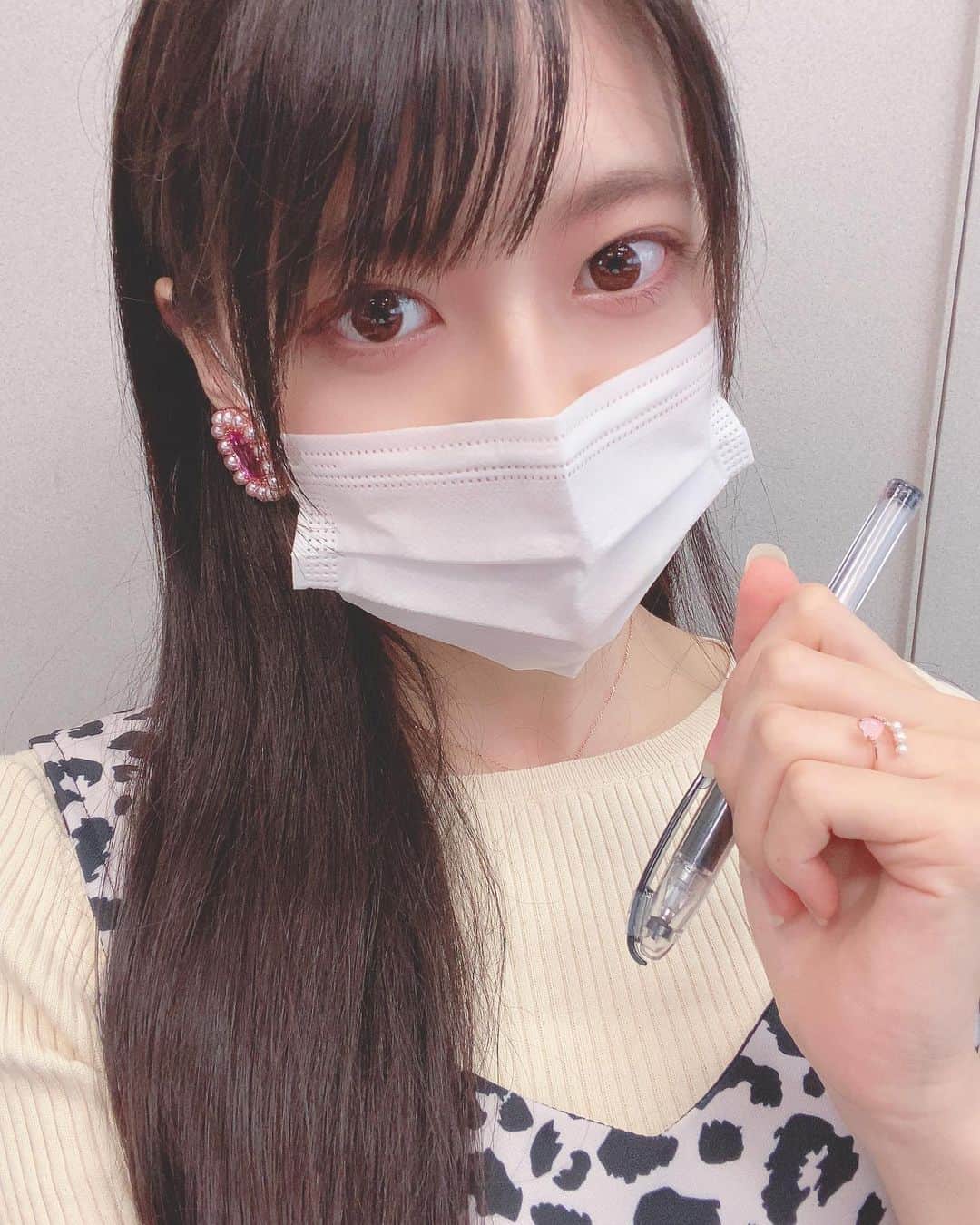 藤田いろはのインスタグラム：「﻿ 今日はミスFLASH2021の公開面接審査員してきました！﻿ 見てた方、私超真面目に審査員してたよね？？？﻿ 普段審査員としてオーディションする機会はないから、とてもいい経験になったし、物凄くいい刺激を受けた！﻿ もっと私も頑張るぞー！﻿ ﻿ ﻿ ﻿ 髪の毛が湿気でぱやぱやしてる🥺梅雨早くあけてほしい😢﻿ ﻿ ﻿ ‪#藤田いろは#グラビア#gravure #japanesegirl #レースクイーン#tokyo  #l4l #aziangirl  #ビジョビ #模特 #뷰티스타그램 #셀카  #cosplay #黒髪ロング#팔로우#소통해요#셀스타그램#モデル #model #그라비아 #모델 #日本的 #性感內衣 #マスク女子 #内衣 #奶 #sexy  #性感美女 #性感尤物 #ミスflash」