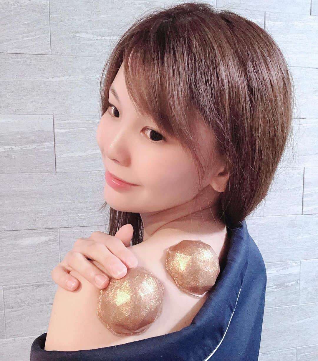 長谷川真美さんのインスタグラム写真 - (長谷川真美Instagram)「😳💕 ・ 遅い時間にごめんね💦 ・ 息子たちも寝たので 寝る前に#リフレッシュタイム ✨ ・ VACUUMER/バキューマー @vacuumer_cupping で コリほぐし…☺️❤️ ・ 日中も家事や育児中に 色んなところにつけてます✨笑 ・ 昔から #バキューマー 使ってたけど 今のはこんなにオシャレなのね😳 ・ #ママライフ #ながらケア #VACUUMER #コリ #肩こり #浮腫 #浮腫ケア #ケア #つぼ #腰痛 #肩こりケア #腰痛ケア #主婦 #二児ママ #mogo」6月25日 23時14分 - maami.hase