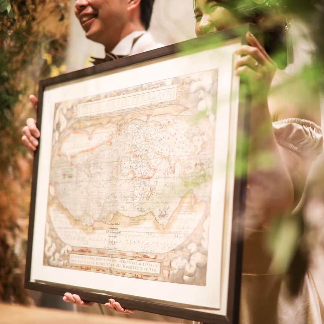 Ruban Weddingさんのインスタグラム写真 - (Ruban WeddingInstagram)「旅行が大好きなお2人の結婚証明書は世界地図。﻿ ﻿ 大切な人たちにメッセージを頂き、世界に一つしかない素敵な地図が完成しました。﻿ ﻿ なかなか旅行にも行けない状況が続いていますが、その分2人で過ごす時間の使い方や思い出の作り方、残し方もこれから少しずつ変わっていくのかもしれません。﻿ ﻿ どんな世界であれ、どんな場所であれ、心の中にお互い共有できる大切な何かがあれば、幸せな気持ちで乗り越えていけると思います。﻿ ﻿ 全ての新郎新婦さまが、少しでも前向きな気持ちになれますように。﻿ ﻿ ﻿ -------------------------------------------﻿ ﻿ 式場見学のご予約はWEBサイトorお電話にて🌿﻿ 📞087-873-2292﻿ DMからのご質問もお受けしております！﻿ ﻿ お気軽にご相談下さいませ！ ﻿ 結婚式場 Ruban-リュバン-﻿ ﻿ 定休日：毎週火曜、水曜（祝日を除く）﻿ 営業時間：10:00〜19:00﻿ ﻿ -------------------------------------------﻿ ﻿ ﻿ #rubanwedding#ruban#リュバン#アンティーク#ガーデンウェディング #プレ花嫁#香川県のプレ花嫁さんと繋がりたい#香川県の卒花嫁さんと繋がりたい#日本中の卒花嫁さんと繋がりたい #日本中のプレ花嫁さんと繋がりたい #花嫁会#花嫁diy#ウェディング#結婚式場#weddingnews #高松結婚式場#chainonwedding #marry#marry花嫁#香川#香川県#高松#高松市#フォトウェディング#香川花嫁#高松花嫁#結婚証明書#結婚証明書手作り #結婚証明書デザイン #結婚証明書diy」6月25日 23時09分 - rubanwedding
