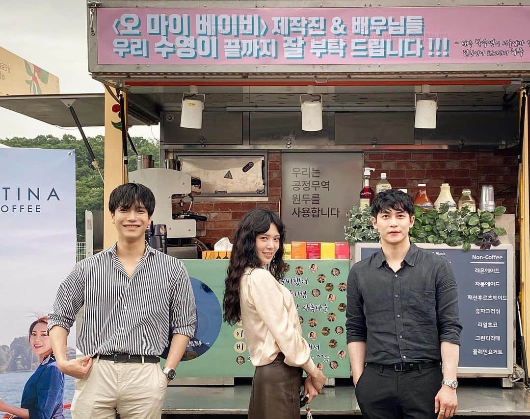 リジ のインスタグラム：「지금 오마베 다들 보고있져? 동생 응원해준다구 아침부터 연천세트장까지와서 깜짝으루 이벤트해주고 감동주구 고마워😭😭😭❤️ 요고는 루티나 사람들!!!」