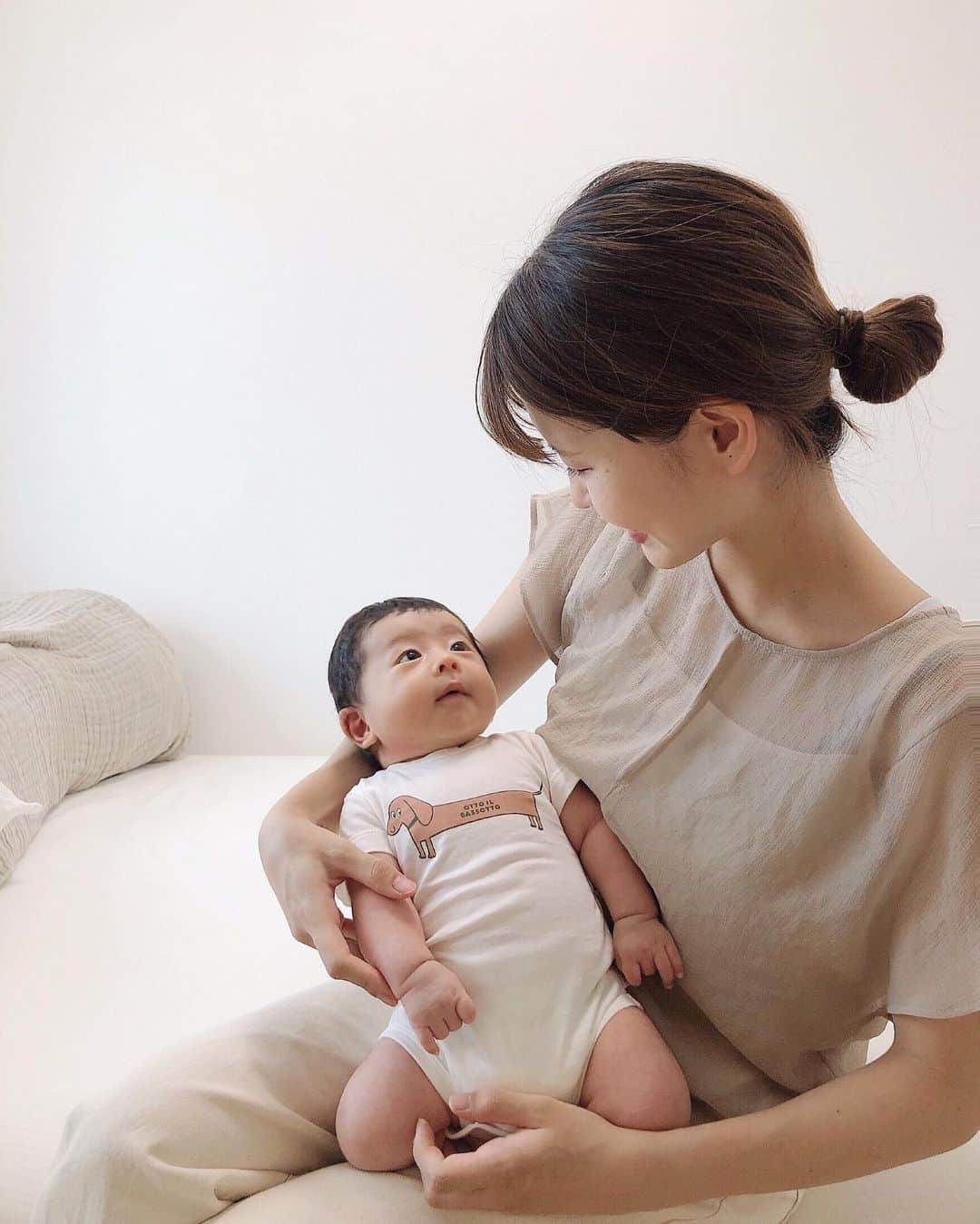 ちょびさんのインスタグラム写真 - (ちょびInstagram)「少し前に撮った息子とのツーショット👶🏻 しっかり目線を向けてくれるので 毎日メロメロ🥰 抱っこしてるとぎゅっと服を 掴んでくれたりするようになり 本当に可愛くてたまらないです♡ 目が見えるようになったのか 遠くに行っても追ってくれます👀 かわいいね〜と毎日何回言ってるんだろう🍃笑 . 眠れないのでコメント返しします✏︎ . #tinycottons#ベビー服#todayful#fashion#男の子ベビー#男の子ママ#ベビスタグラム#ママスタグラム#ゼクシィbaby#2months」6月25日 23時13分 - kaoriririn15