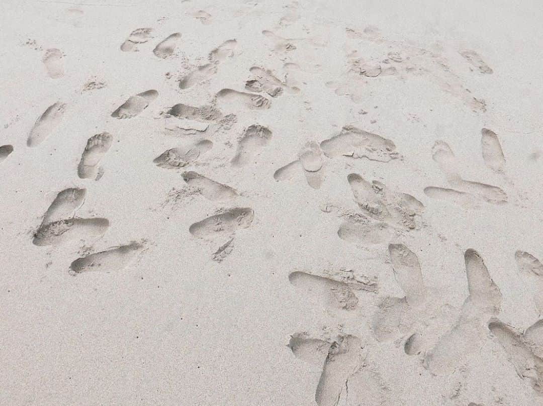 山田野絵さんのインスタグラム写真 - (山田野絵Instagram)「海水でぬれた足とか手に砂がついて、歩いてると乾燥してきてパラパラと落ちていく感覚が好きです。⛱ 友達の足も写っちゃってる😂 #海 #海が好き」6月25日 23時16分 - noe.1007