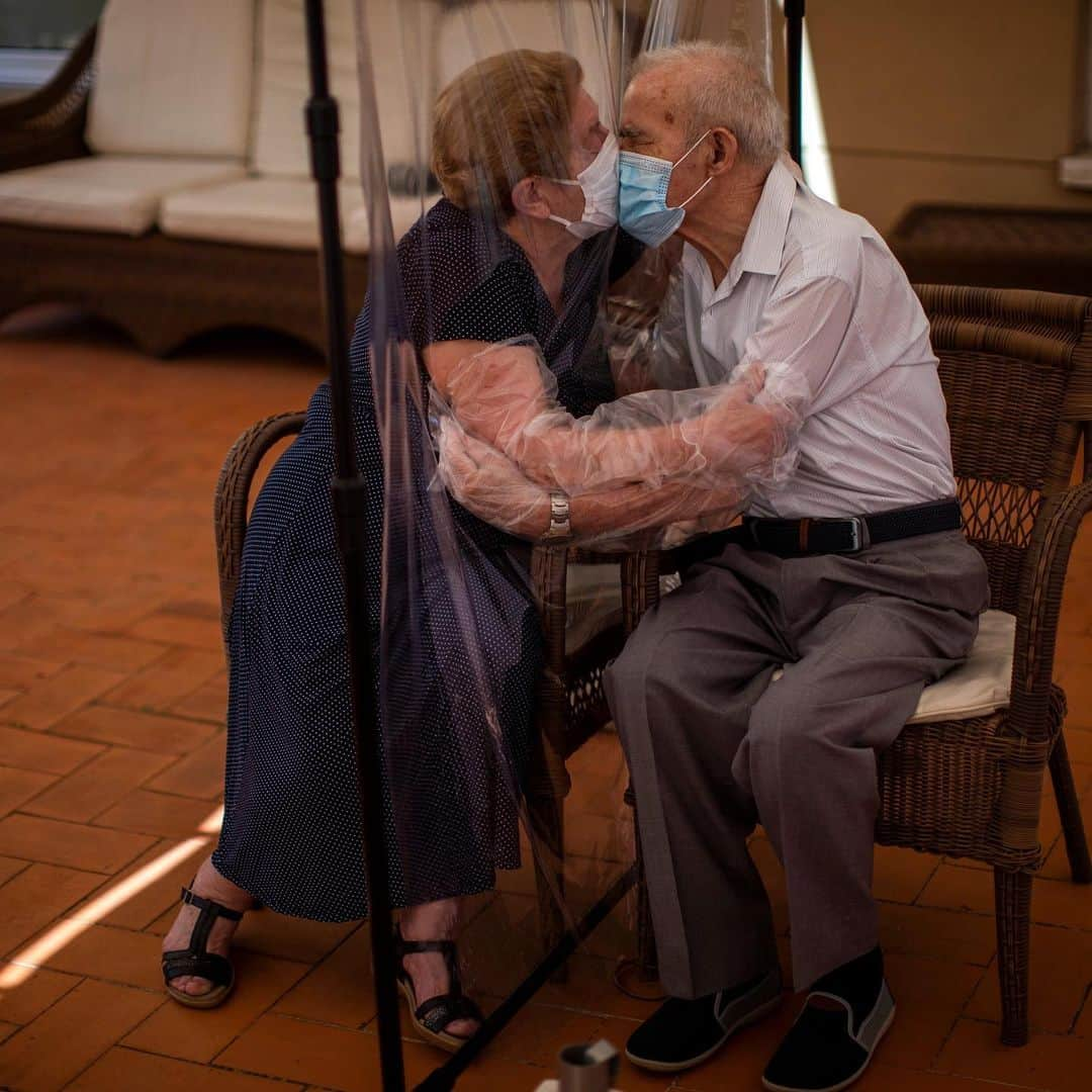 E! Onlineさんのインスタグラム写真 - (E! OnlineInstagram)「Husband and wife, Agustina Canamero and Pascual Pérez spent 102 days apart due to the coronavirus. When they finally reunited at a nursing home, not even a plastic screen could keep them apart. ❤️ (📷: AP Photo/Emilio Morenatti)」6月25日 23時16分 - enews