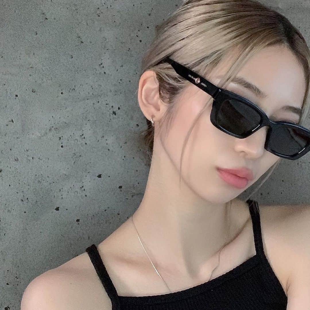原涼香のインスタグラム：「𝑺𝒖𝒎𝒎𝒆𝒓 𝒂𝒓𝒓𝒂𝒏𝒈𝒆 ❤︎ タイトなクリップアレンジに フェイスエリアの毛を垂らすのがスキ。 Jennie様のサングラスと🕶 ㅤㅤㅤㅤㅤㅤㅤㅤㅤㅤㅤㅤㅤ」