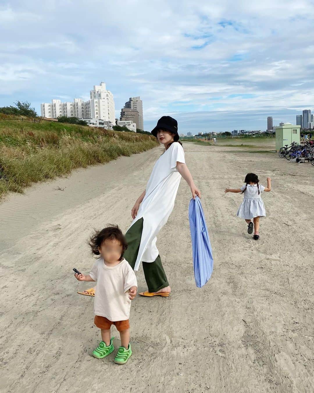 青柳文子さんのインスタグラム写真 - (青柳文子Instagram)「1.出かける時いつも1〜2枚エコバッグを持って行くのだけど、結局スーパーの袋の形がいちばん使いやすいってわかった私の理想の形の　@undecorated_official のバッグ🧚ここから🥬が飛び出てる姿が可愛くて好き＆お街でも使えて良い  2.お買い物だけのつもりが、自然に触れたくなり車飛ばしてはるばる川まで遊びに行った日🚗写真じゃ伝わりづらいけど空が広くて最高だった〜  3.お出かけ用の靴で果敢に石を越えてゆく親子の図　この後普通に足を踏み外し私は川に  4〜7.子どもってなんで広いところにいると駆け回るんだろう。。本能かのかな？🌿あー自然豊かなところに引っ越したいなー あと最近どこに行くにも車を手放さない我が子  #onepiece : #undecorated #pants : #used #sandal : #reikenen #hat & #ecobag #undecorated」6月25日 23時22分 - aoyagifumiko