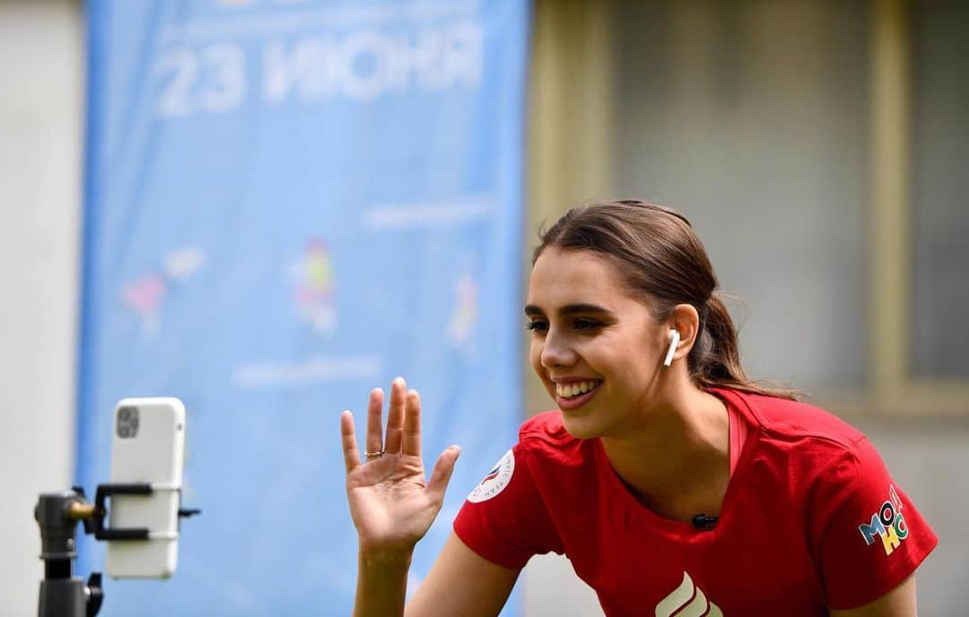 マルガリータ・マムンさんのインスタグラム写真 - (マルガリータ・マムンInstagram)「Фото с #olympicday и прошедшей онлайн тренировки с вами! Было весело и достаточно активно! Так активно, что на следующий день бёдра  мне это припомнили (но я предупреждала🤓). Как жаль, что в форму приходится входить долго и упорно, а теряется она мимолётнейше! ⚡️ Photos from the #OlympicDay and online training with you! It was fun and so active!」6月25日 23時23分 - ritamamun