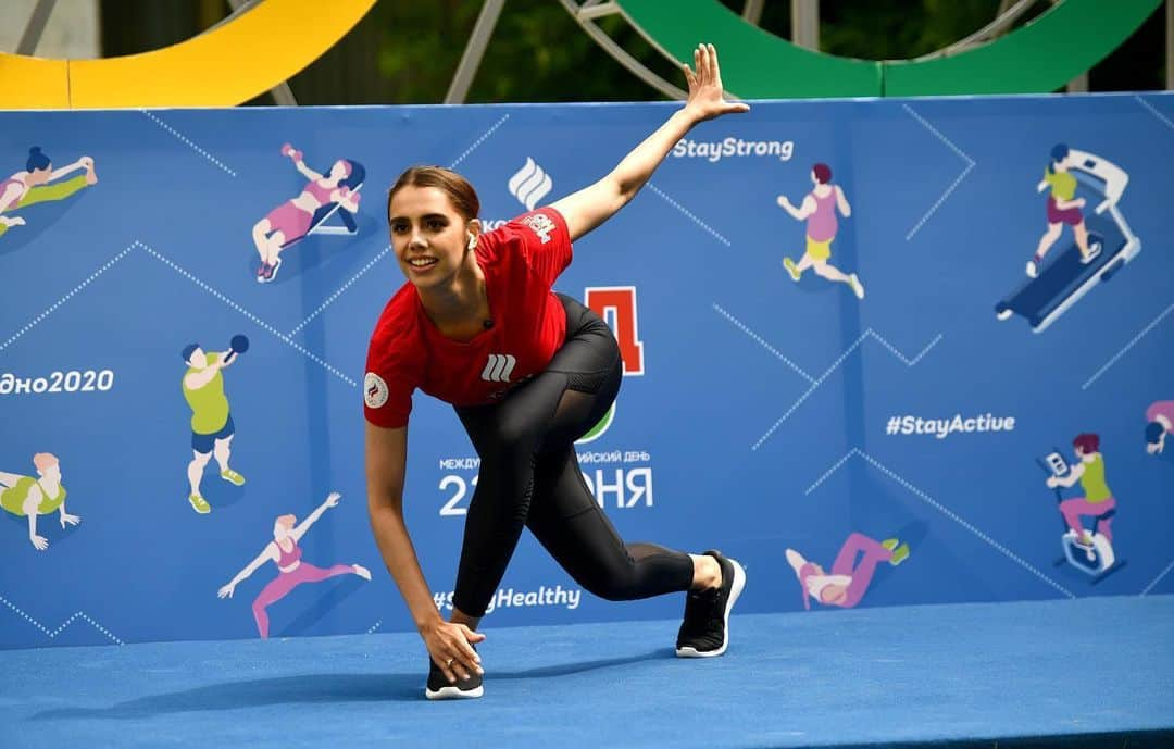 マルガリータ・マムンさんのインスタグラム写真 - (マルガリータ・マムンInstagram)「Фото с #olympicday и прошедшей онлайн тренировки с вами! Было весело и достаточно активно! Так активно, что на следующий день бёдра  мне это припомнили (но я предупреждала🤓). Как жаль, что в форму приходится входить долго и упорно, а теряется она мимолётнейше! ⚡️ Photos from the #OlympicDay and online training with you! It was fun and so active!」6月25日 23時23分 - ritamamun