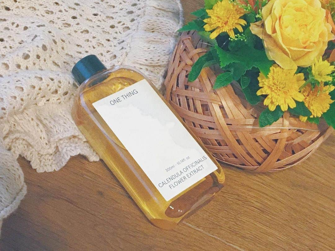 奈津美さんのインスタグラム写真 - (奈津美Instagram)「-美容部- #カレンデュラ #calendula  #ONETHING - 先日紹介した、コレ！ 10日くらい試してみたぞぅ！ 生理前なのもあったり 季節の変わり目だったりで 顔は嫌な反応したから即やめて 身体に使ってみてたよ〜🌝♡ - 敏感肌なわたしの場合は お花の成分でアレルギー反応でたかなぁ？ おでこ、ほっぺたが 花粉症みたいに荒れてしまい 保湿力は足らん印象だった！ 身体に使う場合は めちゃくちゃ良かった〜😏♥️ - ボディクリームもオイルも あんまり好きじゃなくて ボディケアはサボりがちだけど サラサラ塗り込めるし すぐに浸透しないからこそ マッサージする時間もあって◎ - 次の日は満足する保湿感だし 鎮静効果もあるから 日焼け後とかも良さそう！ 大容量で安いし パッケージも成分もシンプル！ ボディに使い続けるの巻🐻💗 - #敏感肌 #敏感肌スキンケア」6月25日 23時25分 - natsumi_7.2.3