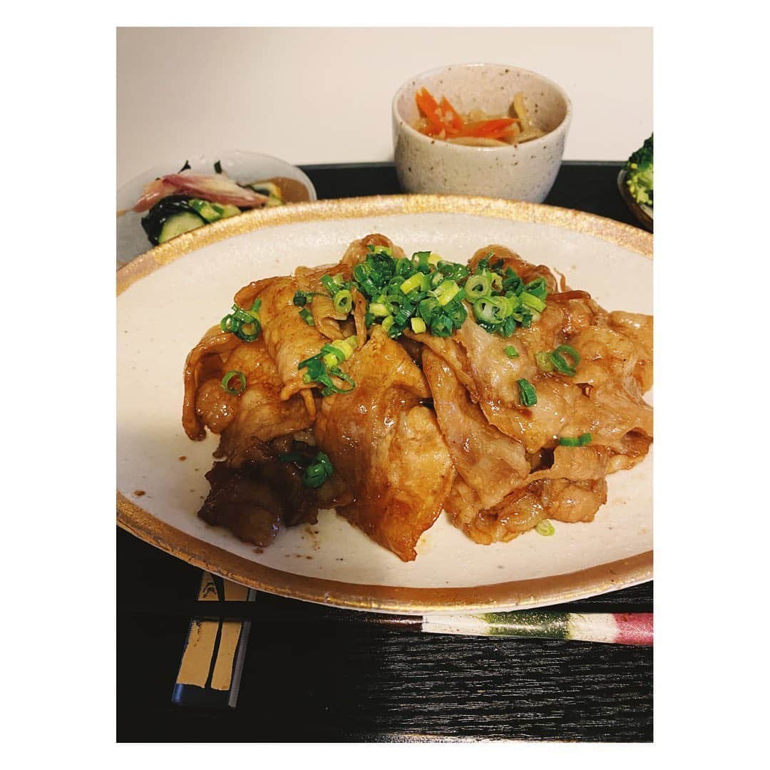 柏木作夢さんのインスタグラム写真 - (柏木作夢Instagram)「「あれ？白飯は？」 と、不安に震える手で肉を一枚めくると…  底に寝そべっておったのは、白くて美しい白米様だった。  この世で一番、旨い肉料理だった。  #nagimeshi #dinner #おうちごはん #foodporn #肉に埋もれた白米 #サプライズ #毎日食べたい」6月25日 23時26分 - samukashiwagi