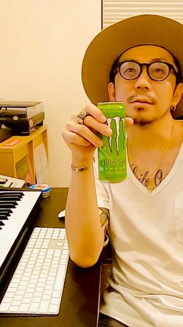 のインスタグラム：「Monster Energyの新しい味が 出るとので コメント動画を撮りました Monster Energy JAPANのアカウントで 流れております  ちなみに後ろで流れてる曲は BONEZで使おうかなと思って 以前に作ったトラックだったりします（笑）  #6月30日新発売 #ウルトラパラダイス #MonsterEnergy #UltraParadise」
