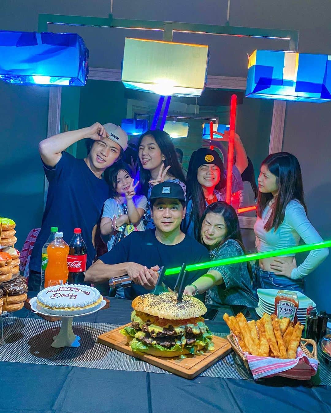 Niana Guerreroのインスタグラム：「our fathers day celeb 🥳 👉🏼check out the new vlog up on my channel to see more 🤣」