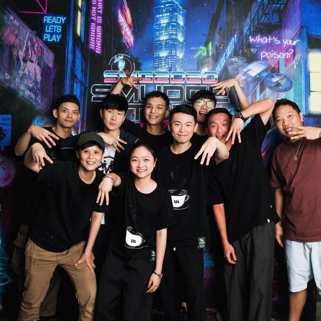 林俊傑さんのインスタグラム写真 - (林俊傑Instagram)「SMUDGEstore Taipei is officially open for business! @smglife_official  Kudos to the entire team for working so hard, and thanks to the friends and family who came out last night!  Welcome to SMG2020 CYBERPUNK.  與團隊努力了這段時間，終於正式開幕了！ 感謝所有一起來共襄盛舉的親朋好友們！ 歡迎大家來到「賽博龐克」！ #grandopening  #smudgestoretaipei  #smudgestoreshanghai  #smg2020 #smglife #stillmovingundergunfire #miraclecoffee東區  #smgxmiraclecoffee」6月25日 23時42分 - jjlin
