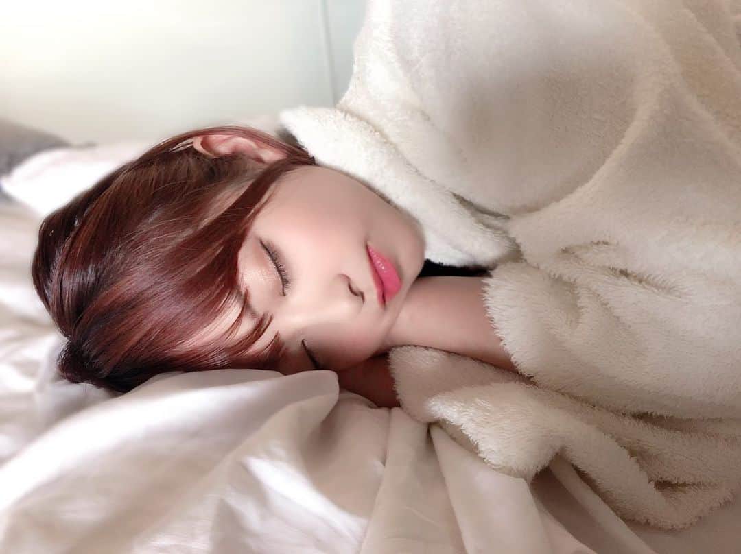 桜もこさんのインスタグラム写真 - (桜もこInstagram)「寝たふりしたよ！  #寝たふり #撮影　#ポニーテール　#カメラ　#おやすみ　#💤　#😴　#寝る　#japanesegirl #japanesemodel #instagram #instagood」6月25日 23時37分 - mokochan319