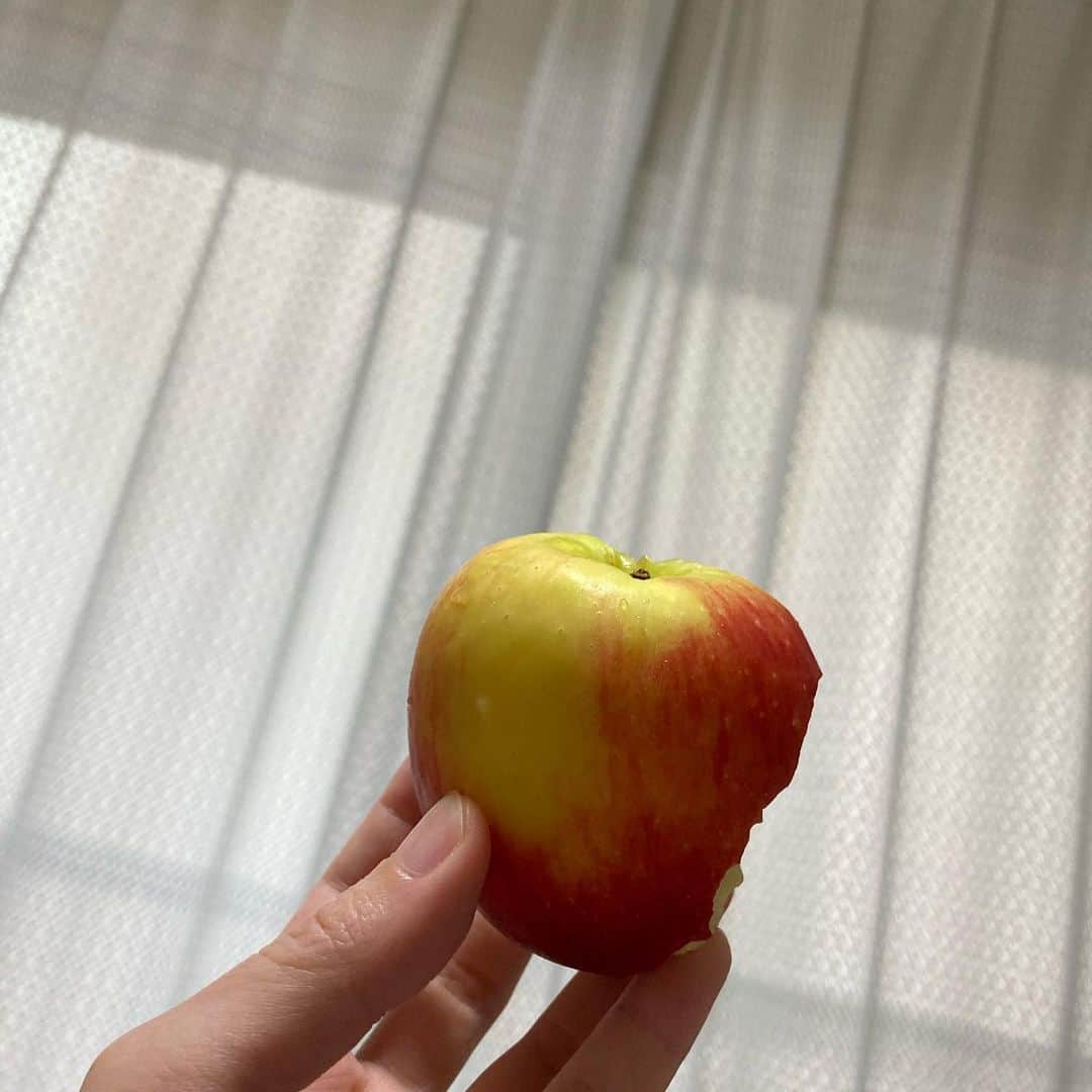 田井弘子さんのインスタグラム写真 - (田井弘子Instagram)「最近、近所のスーパーで安く売ってる、ちっちゃい林檎🍎  皮ごと丸かじり出来て、小腹空いたら食べてます。  かじってから写真(^^;) #ニュージーランド産 #りんご  #鯛プロジェクト #第二回公演 #愛なき世界のスイートツイート  思い出す」6月25日 23時38分 - hirokotai