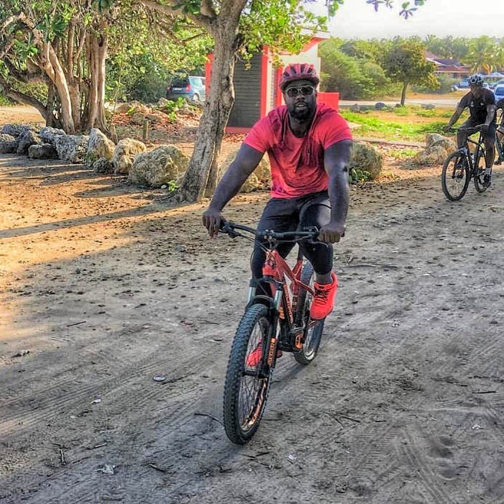 テディ・リネールさんのインスタグラム写真 - (テディ・リネールInstagram)「Que des maillots jaunes dans ma team 🟡🚵🏾‍♂️ . . .  #velo #ride #teamwork #family #guadeloupe」6月25日 23時39分 - teddyriner