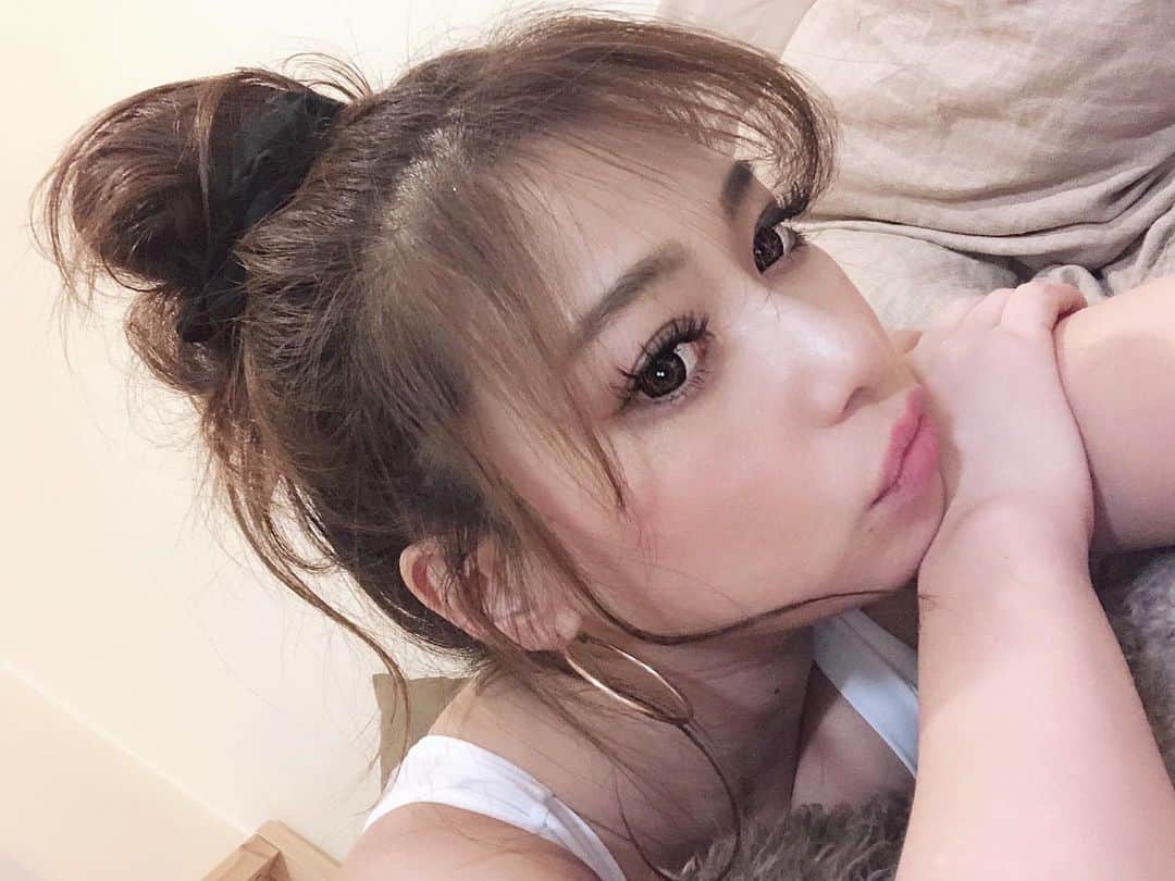 長谷川唯のインスタグラム：「・ ・ ルーズなお団子が好きー🌻🧡そしておうち時間が好きすぎてどうしよう🙈笑 ・ ・ #お団子ヘア #me #happy #ヘアスタイル #実はネクラw」