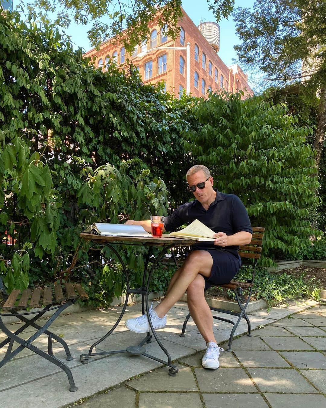 スコット・シューマンのインスタグラム：「I won’t be traveling this summer which is a little tough but I am looking forward to spending time in the garden with a good book on the table, a @campariofficial in hand and @slowearofficial on my back! #ad」
