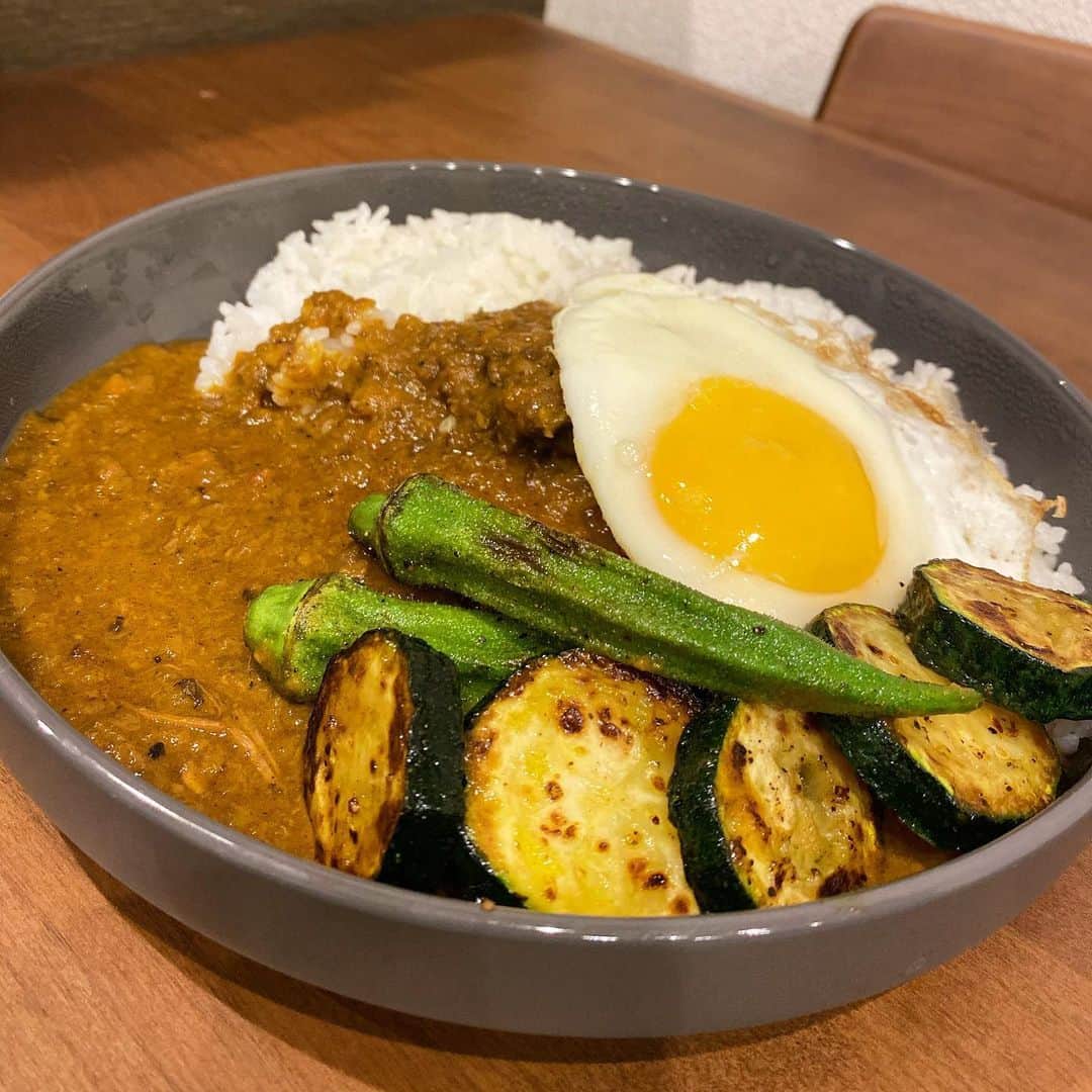 のインスタグラム：「あぁこのカレーまた食べたい。  中毒になるタイプの味。  甘さとスパイスの絶妙なバランス。  #quattromani82#しんぺいシェフ作#冷凍宅配#あっためるだけ#失敗しないんです#上には好きな具をお載せください」
